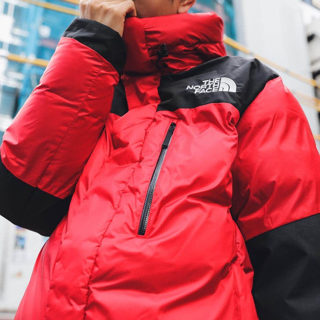 サカゼンインポートブランドさんのインスタグラム写真 - (サカゼンインポートブランドInstagram)「. . . 〜The North Face〜 --- 一度着ると手放せなくなる @thenorthfacejp の #ダウンジャケット 。 真冬の天体観測や雪上ハイクにも対応できるほど、高い保温性を持つ。 中わた入りの内襟やフロントのダブルフラップなどで徹底的に寒さを排除。 防風性とともに耐水性もあり、雪や小雨程度の濡れを遮る頼れる一枚だ。 --- . . . . . #サカゼン #sakazen #sakazen_import #メンズファッション #メンズコーデ #メンズコーディネート #メンズスタイル #ストリートファッション #ストリート系ファッション #ストリート系男子 #ouffits #mensfashion #streetsylefashion #styleformen #ouffits #mensstreetfashion #streetwears #mensstreetwears #thenorthface #ザノースフェイス #カジュアルファッション #ダウンジャケット #ダウン #downjacket #メンズカジュアル #ノースフェイス #バルトロ #バルトロライトジャケット #monler #canadagoose」1月2日 12時49分 - sakazen_importbrand