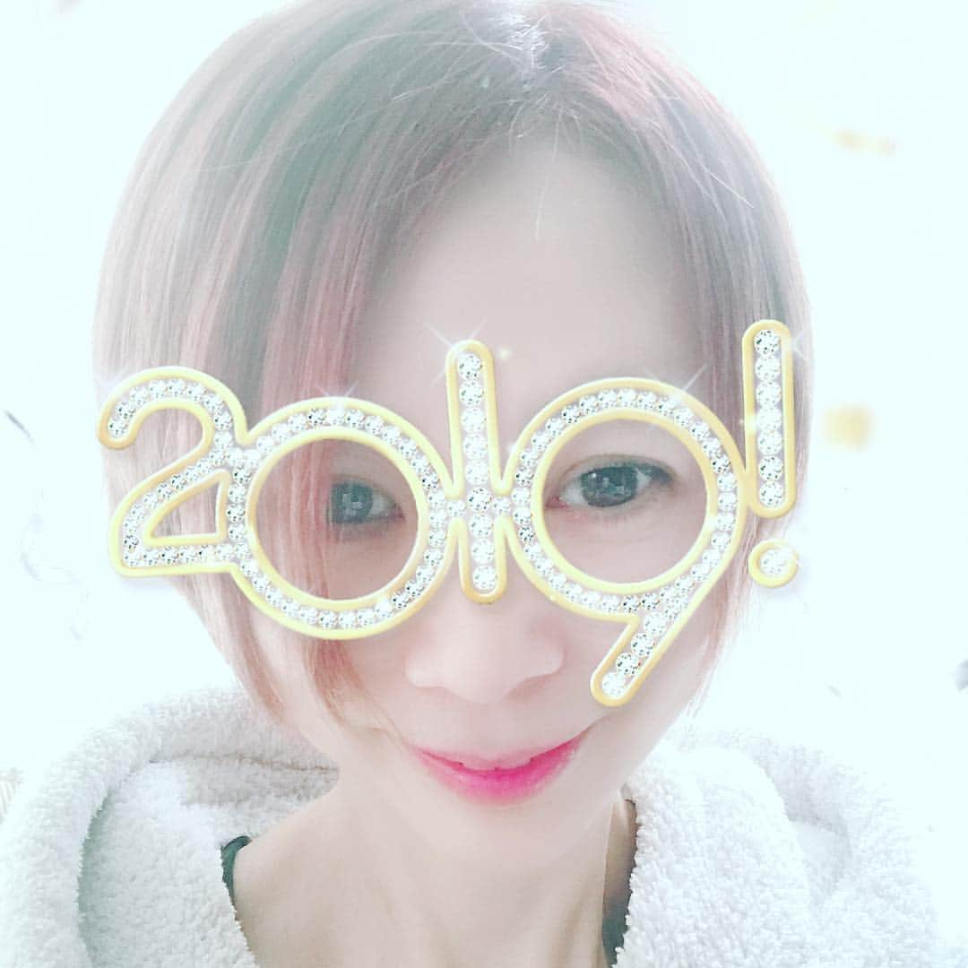 永井真理子のインスタグラム：「明けましておめでとうございます🎉2019年もいっぱい歌いますよーー！ どうぞよろしくお願いします🧡懲りずにアプリのスタンプで遊んでまーす💦」