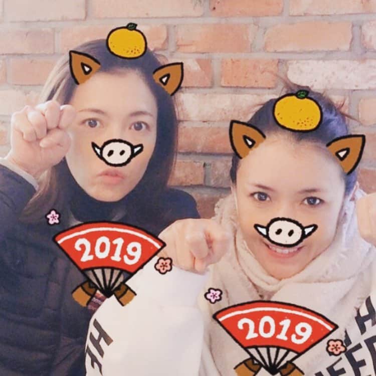 のインスタグラム：「2018年はお世話になりありがとうございました💕 2019年は猪突猛進🐗いやいや、周りをしっかり見ながら進んでゆきたいと思います😊 どうぞ宜しくお願いします✨ #相変わらず #愉快な姉妹 #正月から #笑いすぎ🤣 #こんな可笑しな私達ですが #どうぞ宜しくお願いします 😊」