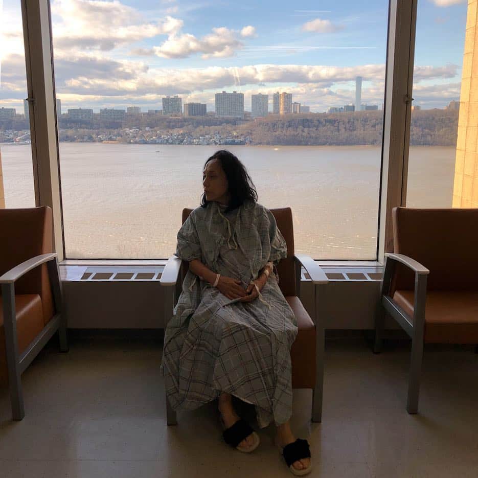 Q. Sakamakiさんのインスタグラム写真 - (Q. SakamakiInstagram)「Kuniko resting during the self-physical therapy as she has been hospitalized for the 2nd time, due to her AVM brain surgery and the aftermath. Fortunately she was discharged on this new year’s day. Hope really no more hospitalization.」1月2日 13時41分 - qsakamaki