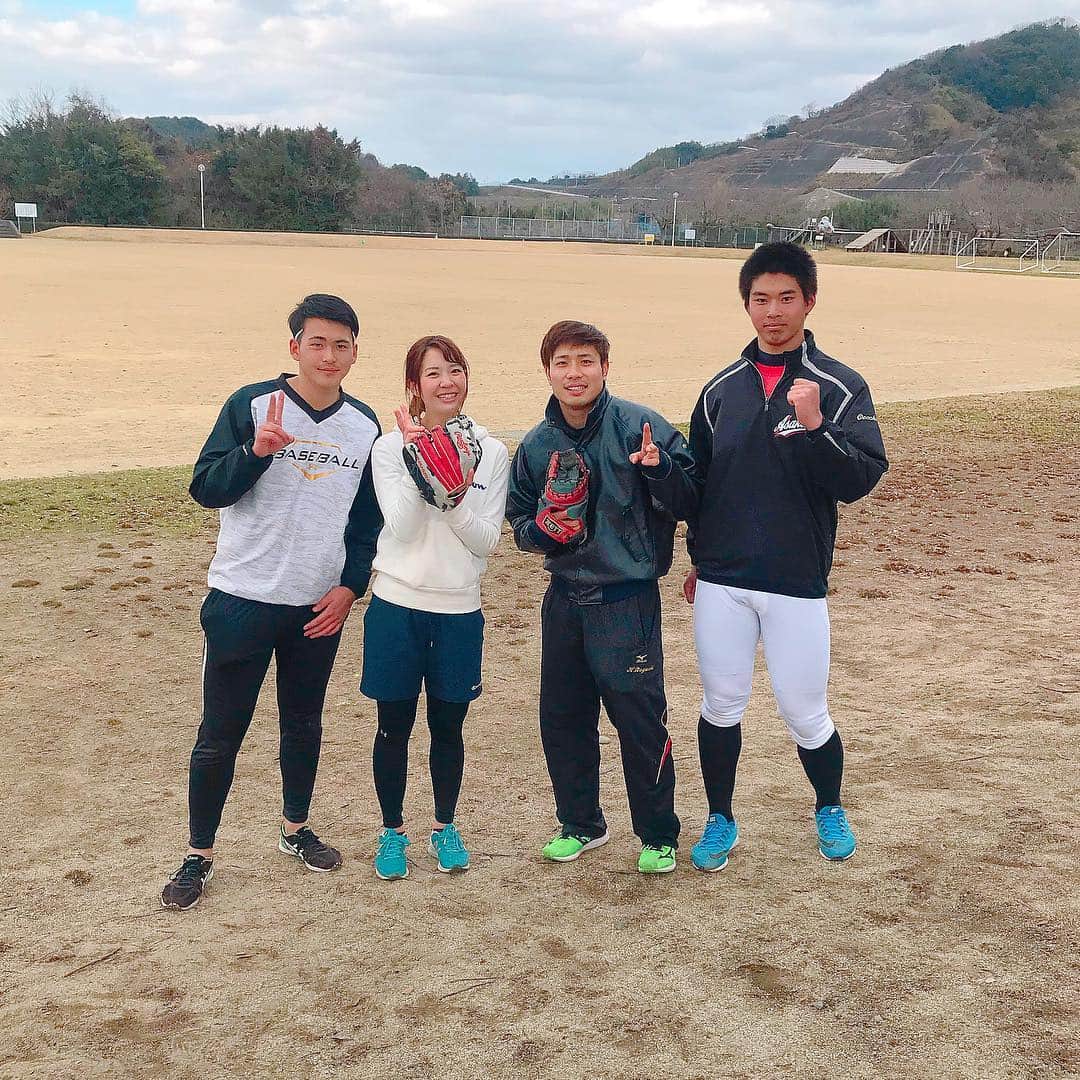 上杉あずさのインスタグラム：「. あけましておめでとうございます🎍🌅🎍 #2019年 #初練習 は、去年に引き続き #スポーツアイランド にて行いました。新メンバーも加入して賑やかに良い練習出来ました！ ⚾︎日本文理大4年 #野口遥駆 ⚾︎創成館3年 #伊藤大和 ⚾︎朝倉3年 #小江光樹 ⚾︎長門高校部長 #上杉恭平 (弟) ⚾︎ #上杉あずさ . 同郷の野球仲間。それぞれこれから進むステージで頑張ろう！決して簡単な道ではないけれど、目標に向かって戦っていきましょう💪🏼🔥私は自分自身もめっちゃ頑張るけど、彼らのことを全力で応援させてもらいます😎大学、社会人、会社員...2019年も燃えていきましょう🏋️‍♀️🧡❤️ . そしてもう1つ、私の野望としてこの『TEAM浮羽郡(仮)』を大きくしていきたい！！地元出身で各地で頑張る野球人たちが毎年合同で自主トレ出来るような組織、環境を作りたい！メンバー増やして、期間増やして、自分たちのレベルアップはもちろん、うきは市の野球を盛り上げていくためにも...🌈いつか大和や貫太くんや光樹くんたちが夢の舞台へと進んだら、地元の子供たちに夢を与える場にもなるかもしれない。私的にはその頃までに体制整えて、全力サポートしたいなと思ってます。自分も活躍して、良い役割が出来たらなと思います。まだまだこれからですが、いろいろ計画しますよん😎💓協力して下さる方がいたら嬉しいです！！ さて、今後もみんなで頑張って行きましょう！！！ 今日はみんな、ありがとう🌼 #めざせ110キロプロジェクト #めざせプロ野球 #fukuoka #ukiha #福岡 #うきは #スポーツ #sports #トレーニング #training #練習 #practice #baseball #高校野球 #甲子園 #大学野球 #社会人野球 #プロ野球 #sbhawks #⚾️ #🌈 #🏋️‍♀️」