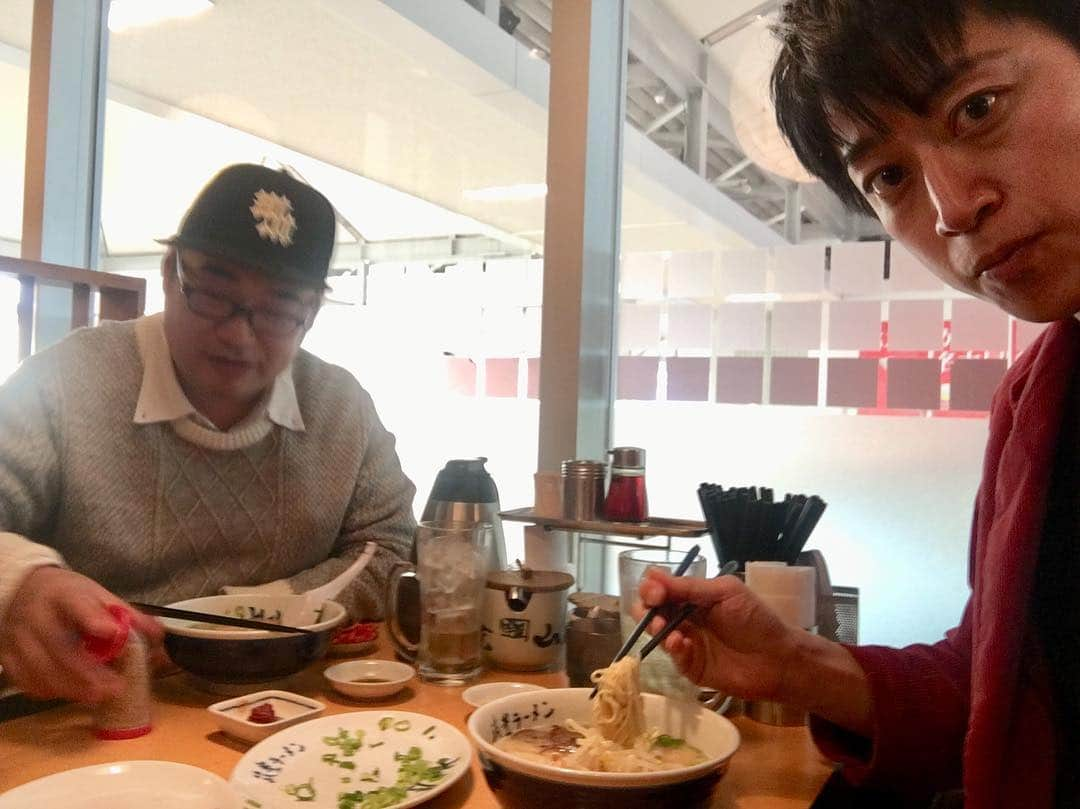 高倉陵さんのインスタグラム写真 - (高倉陵Instagram)「2019年仕事初め。 相方と飲み初め。  福岡県小倉の サンリブシティ小倉にて三拍子新春お笑いライブ。  大盛況。 良かった良かった。  終わりで北九州空港のラーメン山小屋にて営業部泉水さんと新春飲み。  帰りに店員さんにサイン求められてホクホク。 皆さま北九州行ったら山小屋へ。  サイン求められるのはいつになっても嬉しい。  皆様も高倉に偶然会ったときは求めてきて。  #三拍子#三拍子高倉#高倉陵#北九州空港#山小屋#ラーメン山小屋#ラーメン#とんこつラーメン#久保#餃子#お笑い#サンリブシティ小倉#筑豊ラーメン#初笑い#飲み初め#ハイボール#相方#バリカタ」1月2日 17時24分 - takakulife