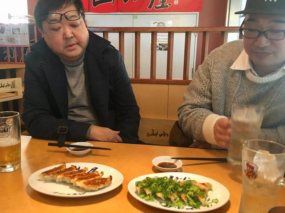 高倉陵さんのインスタグラム写真 - (高倉陵Instagram)「2019年仕事初め。 相方と飲み初め。  福岡県小倉の サンリブシティ小倉にて三拍子新春お笑いライブ。  大盛況。 良かった良かった。  終わりで北九州空港のラーメン山小屋にて営業部泉水さんと新春飲み。  帰りに店員さんにサイン求められてホクホク。 皆さま北九州行ったら山小屋へ。  サイン求められるのはいつになっても嬉しい。  皆様も高倉に偶然会ったときは求めてきて。  #三拍子#三拍子高倉#高倉陵#北九州空港#山小屋#ラーメン山小屋#ラーメン#とんこつラーメン#久保#餃子#お笑い#サンリブシティ小倉#筑豊ラーメン#初笑い#飲み初め#ハイボール#相方#バリカタ」1月2日 17時24分 - takakulife