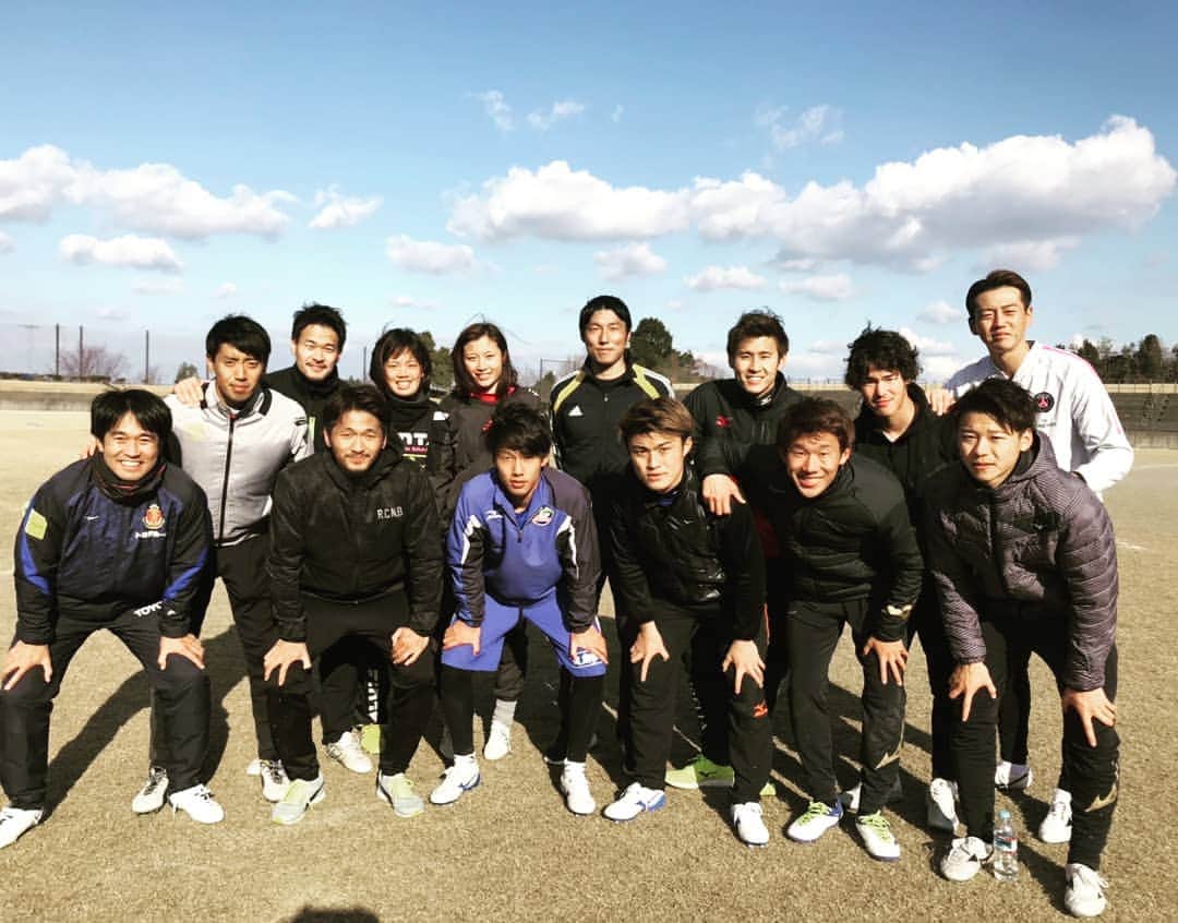 平井将生さんのインスタグラム写真 - (平井将生Instagram)「毎年恒例の徳島県出身のサッカー選手が集まって子供達にサッカー教室。今回で9回目になります。目的は徳島県のサッカーのレベルが上がって、プロサッカー選手をたくさん輩出すること。1回目は選手は自分1人だったんですけど、徐々にみんな参加してくれるようになりました。全国的に見てもこういう活動をしているところはなかなかないんじゃないかな。これからも続けていきます！！」1月2日 17時54分 - shoki_h14