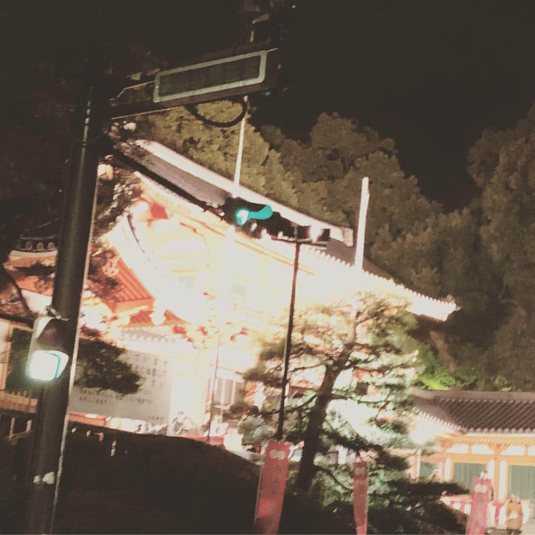 寺島成輝さんのインスタグラム写真 - (寺島成輝Instagram)「2019 あけましておめでとうございます。本年もよろしくお願い致します。必死こいてやります。🎍 またおみくじを引きたいと思います。八坂神社⛩断念しました。 #八坂神社 #2019 #今年も #よろしく #お願いします #来年 #参拝#諦めない」1月2日 18時03分 - narukiterashima18