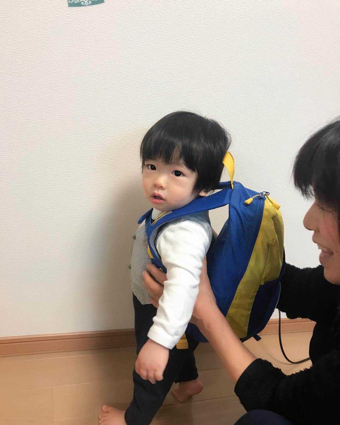 氷浦紫さんのインスタグラム写真 - (氷浦紫Instagram)「まだ11ヶ月だけど、お正月でみんながいる時にやりたいということで#一升餅 担ぎました❤  風呂敷では無理だと思って、リュックを準備。 montbellのキッズ用。  お餅は父のもち米でついたもの  私の実家と旦那さんの実家と2回もやりました。 本人はなんでこんな重いもの何度も担がされるのかと思っているみたいだったけど笑 いい記念になりました！  みんなに撮られてる間なんであんな変顔するのか謎だけど…… 実家にかえってたらなんだか息子ちんも太ったみたい笑 目が小さくなった爆  #新潟のお餅#じぃじのお餅#一生食べるものに困りませんように  #babystagram#montbell#11monthbaby#赤ちゃんのいる生活 #アルマーニベビー#armanibaby」1月2日 17時58分 - yukalihiula