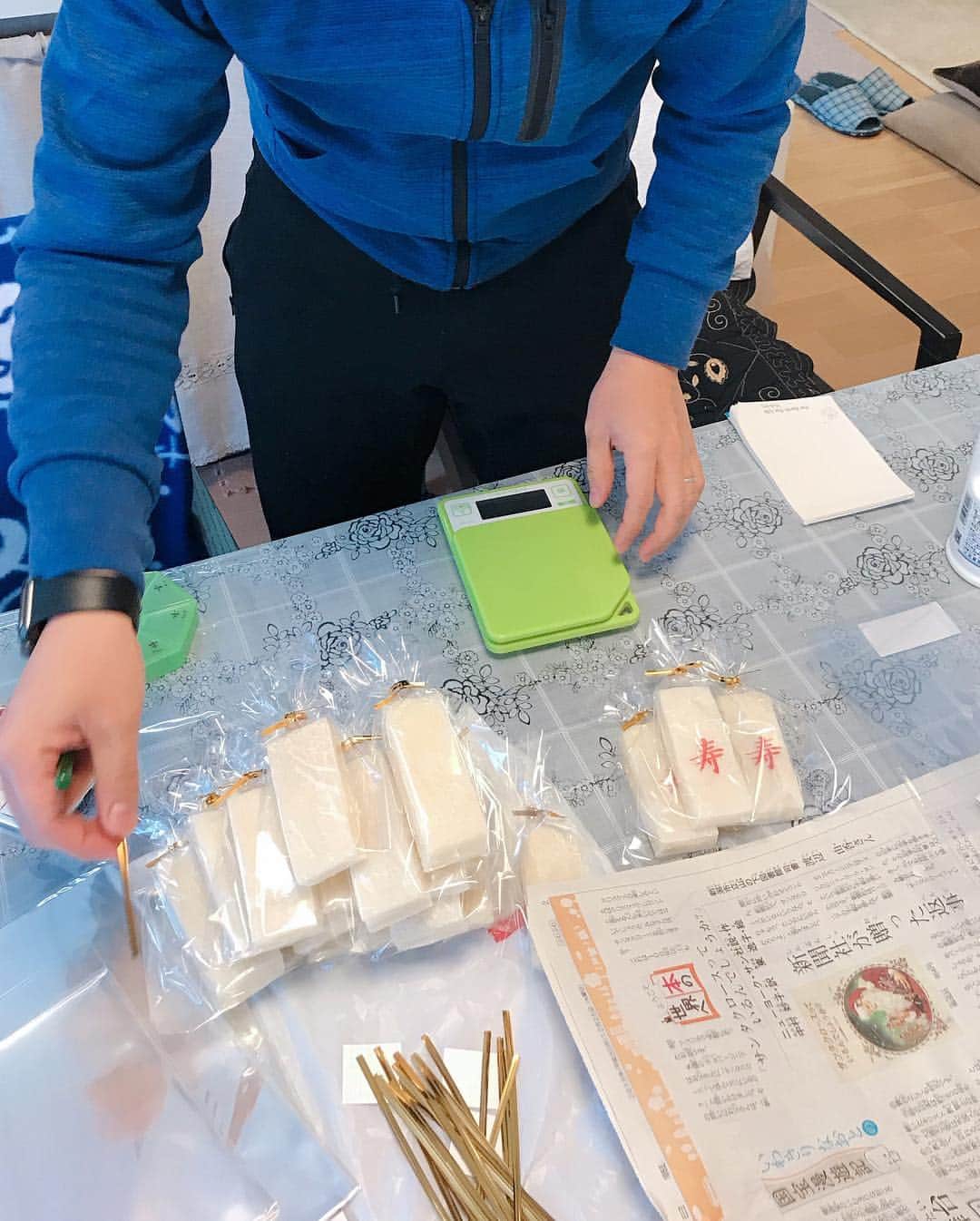 氷浦紫さんのインスタグラム写真 - (氷浦紫Instagram)「まだ11ヶ月だけど、お正月でみんながいる時にやりたいということで#一升餅 担ぎました❤  風呂敷では無理だと思って、リュックを準備。 montbellのキッズ用。  お餅は父のもち米でついたもの  私の実家と旦那さんの実家と2回もやりました。 本人はなんでこんな重いもの何度も担がされるのかと思っているみたいだったけど笑 いい記念になりました！  みんなに撮られてる間なんであんな変顔するのか謎だけど…… 実家にかえってたらなんだか息子ちんも太ったみたい笑 目が小さくなった爆  #新潟のお餅#じぃじのお餅#一生食べるものに困りませんように  #babystagram#montbell#11monthbaby#赤ちゃんのいる生活 #アルマーニベビー#armanibaby」1月2日 17時58分 - yukalihiula