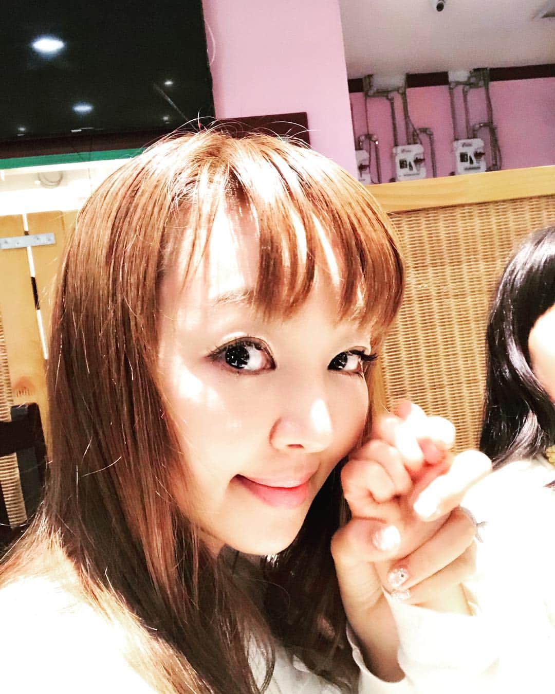 神田うのさんのインスタグラム写真 - (神田うのInstagram)「ハワイでは1番美味しいと思う焼肉屋さんに行きました😊 グランパグランマ（義理の両親）と毎日一緒にお食事出来て娘も喜んでいます🥰 私も親子3人ではなく、私の理解者でもある大好きなお2人と毎日一緒にいられて嬉しいのです❤️ #焼肉 #koreanbbq #ハワイ #hawaii #honolulu #ホノルル #budnamujip #家族 #家族旅行 #娘 #母娘 #義理の両親 #義理の両親大好き #理解者 #神田うの #unokanda」1月2日 19時07分 - unokandaofficial