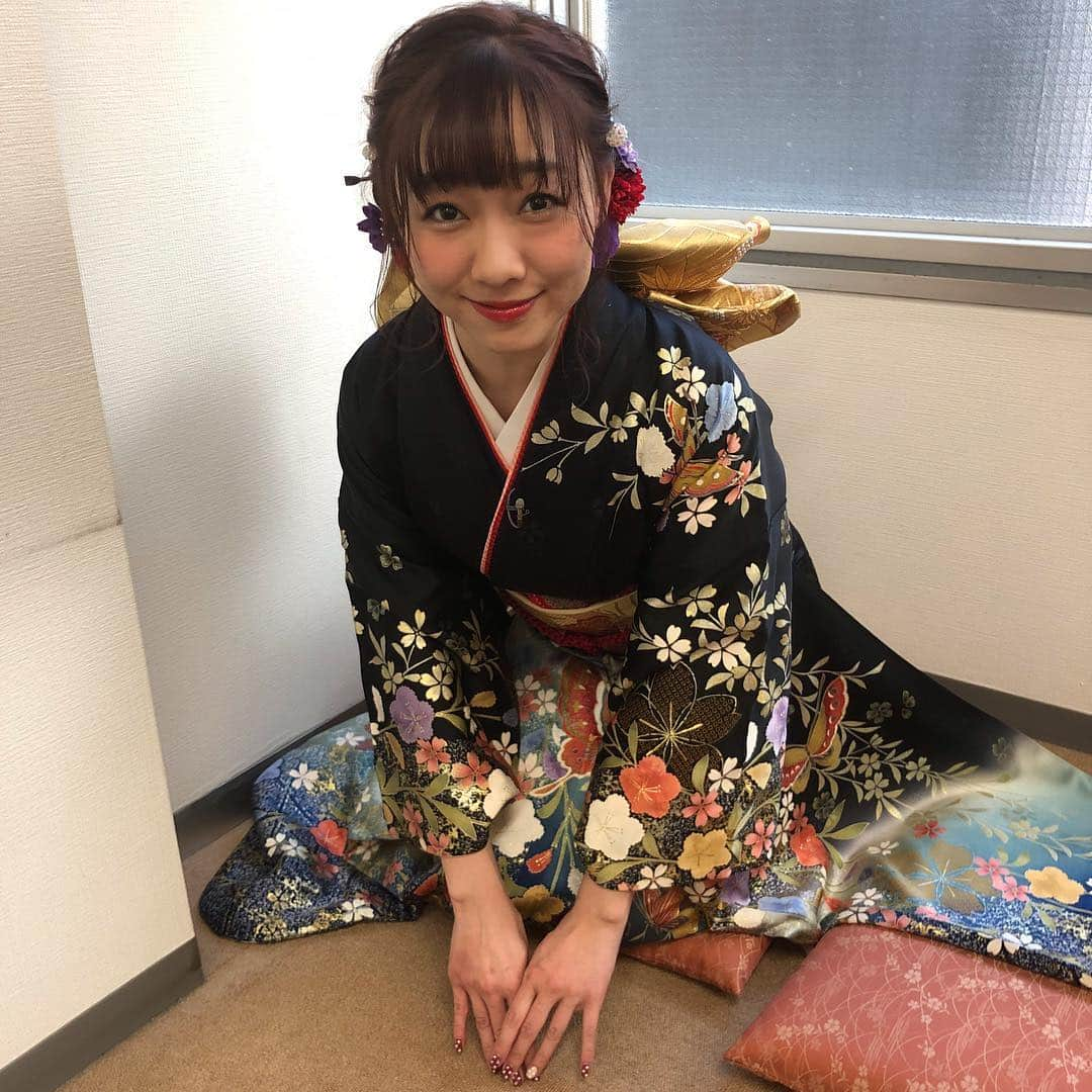 須田亜香里さんのインスタグラム写真 - (須田亜香里Instagram)「お着物を着る時の一番の楽しみは帯💕 色や柄はもちろんですが、結び方で表情がガラリと変わるのが本当に魅力的！ 髪はお花よりかんざしが一番好き👘  #振袖 #帯結び #振袖ヘア #かんざし  #nhk #ニッポンにぎわいリレー」1月2日 18時43分 - akarisuda