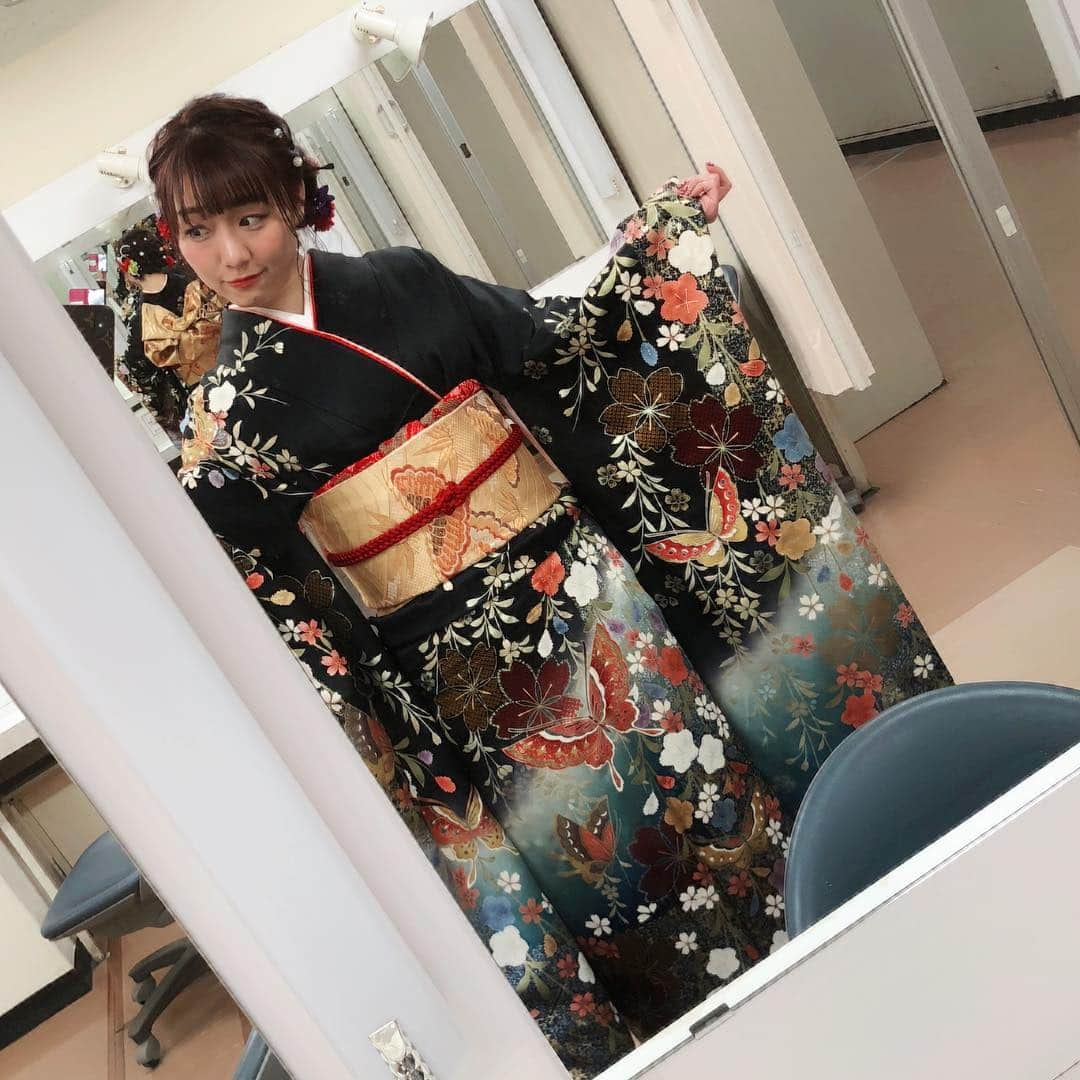 須田亜香里さんのインスタグラム写真 - (須田亜香里Instagram)「お着物を着る時の一番の楽しみは帯💕 色や柄はもちろんですが、結び方で表情がガラリと変わるのが本当に魅力的！ 髪はお花よりかんざしが一番好き👘  #振袖 #帯結び #振袖ヘア #かんざし  #nhk #ニッポンにぎわいリレー」1月2日 18時43分 - akarisuda