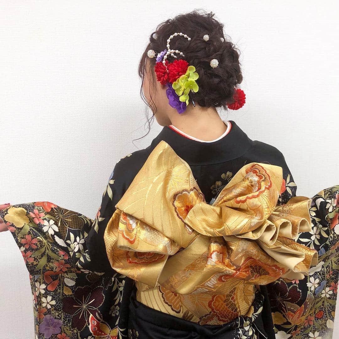 須田亜香里さんのインスタグラム写真 - (須田亜香里Instagram)「お着物を着る時の一番の楽しみは帯💕 色や柄はもちろんですが、結び方で表情がガラリと変わるのが本当に魅力的！ 髪はお花よりかんざしが一番好き👘  #振袖 #帯結び #振袖ヘア #かんざし  #nhk #ニッポンにぎわいリレー」1月2日 18時43分 - akarisuda