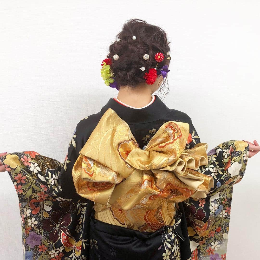 須田亜香里さんのインスタグラム写真 - (須田亜香里Instagram)「お着物を着る時の一番の楽しみは帯💕 色や柄はもちろんですが、結び方で表情がガラリと変わるのが本当に魅力的！ 髪はお花よりかんざしが一番好き👘  #振袖 #帯結び #振袖ヘア #かんざし  #nhk #ニッポンにぎわいリレー」1月2日 18時43分 - akarisuda