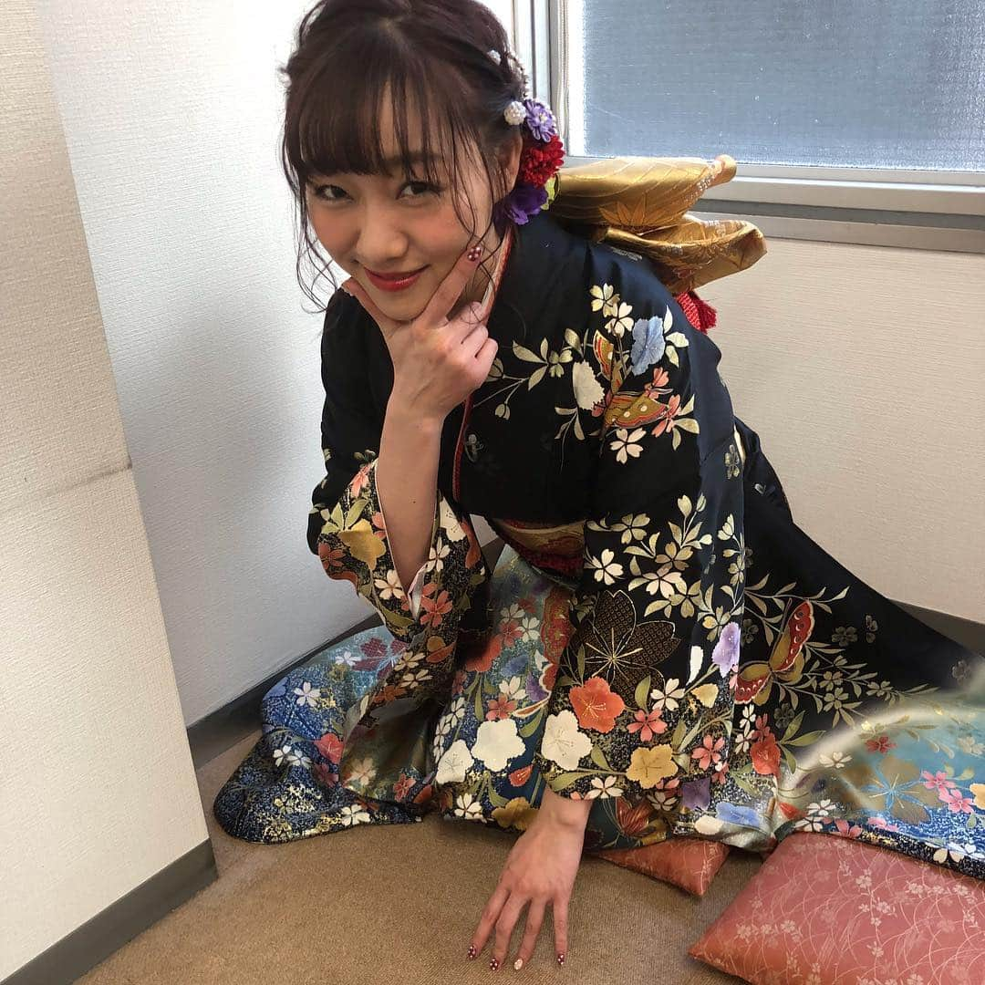 須田亜香里さんのインスタグラム写真 - (須田亜香里Instagram)「お着物を着る時の一番の楽しみは帯💕 色や柄はもちろんですが、結び方で表情がガラリと変わるのが本当に魅力的！ 髪はお花よりかんざしが一番好き👘  #振袖 #帯結び #振袖ヘア #かんざし  #nhk #ニッポンにぎわいリレー」1月2日 18時43分 - akarisuda