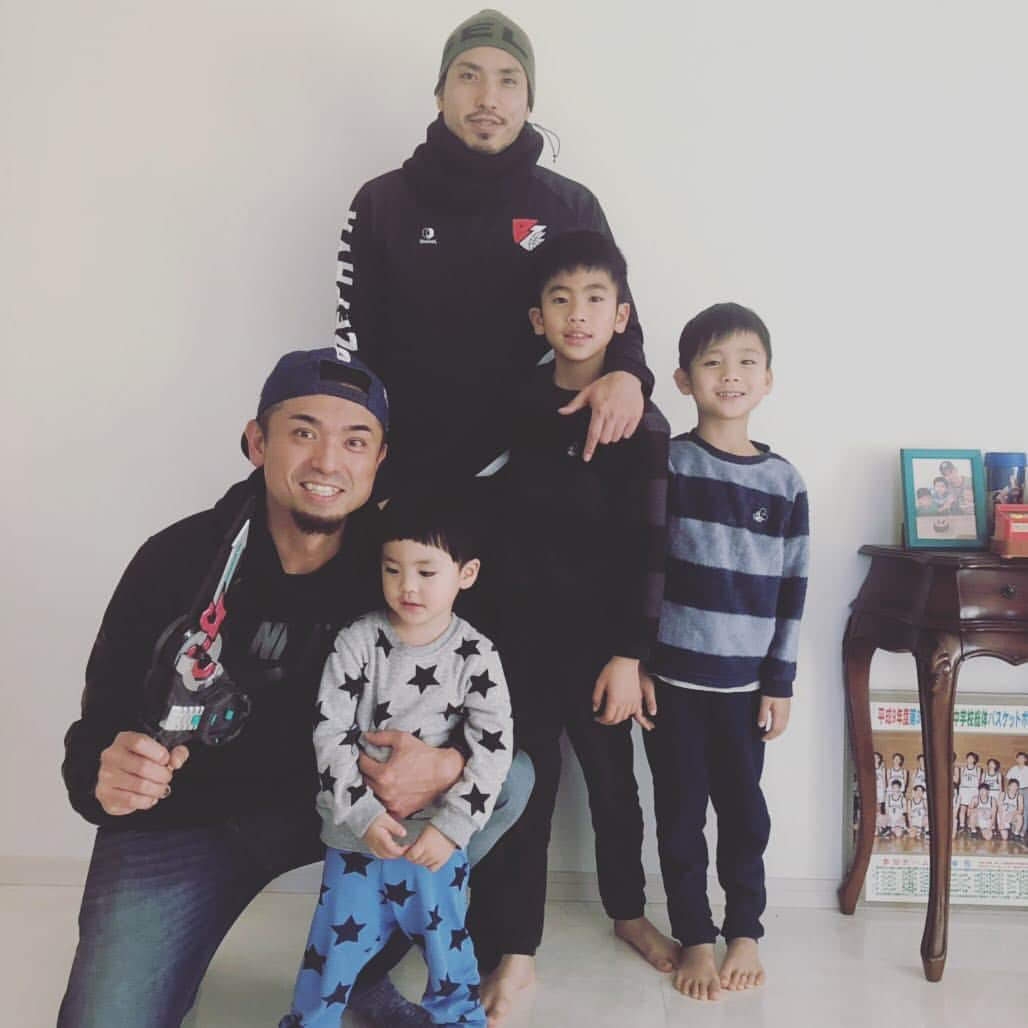 仲西淳のインスタグラム：「別府に住むリアルブラザー @jonakanishi14  が新年の挨拶に来福🤝 子供達も叔父さんに会えて嬉しいそう💯🔥 オフには別府にも行きたいね！  #JobeBranishi #siblings  #family #brothers #Fukuoka #Beppu」