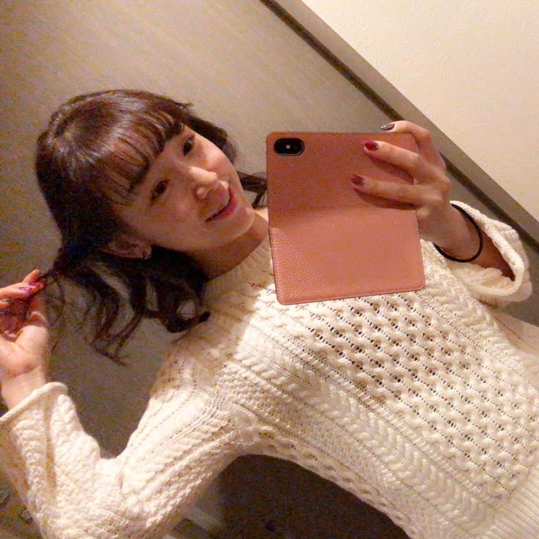 加護亜依さんのインスタグラム写真 - (加護亜依Instagram)「2019年 初巻き👩🏻‍🦱💕 とってもハマってる 聖子ちゃんヘア〜💋💋 サイドをめいいっぱい外巻きにしているよ！ ・ ・ #聖子ちゃんヘア #ぶりっ子感でちゃう #今日から俺は の、影響かね？ #んだんだ」1月2日 18時59分 - ai.1988kg