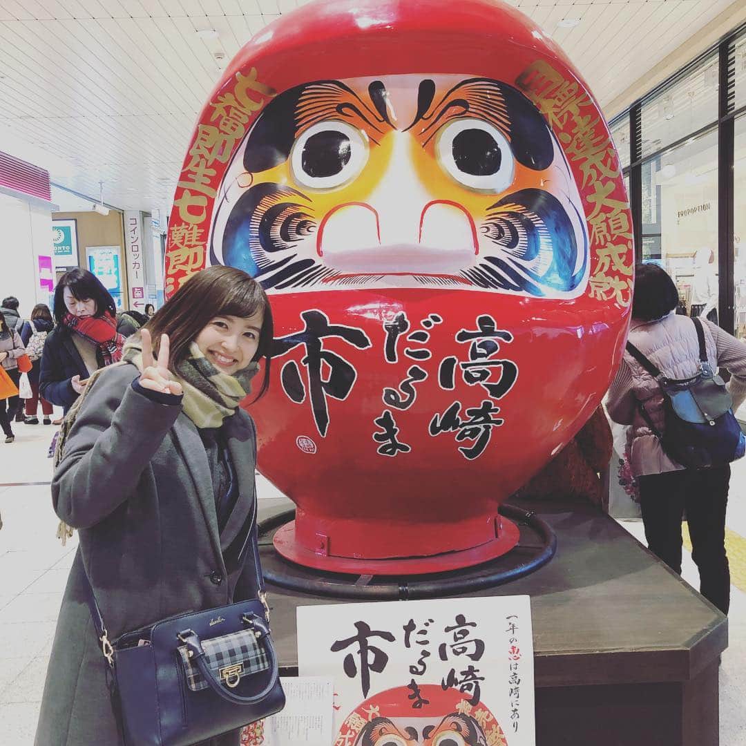 能登瑶子のインスタグラム：「明けましておめでとうございます🎍✨ 昨年は県内各地にお邪魔して沢山の皆さんと出会い、 学ばせていただいた1年でした！ 今年も新たな発見を大切に色々な体験をしていこうと思います！ . さて、有言実行‼︎ということで、 会社の人に付き合ってもらって 初めて《高崎だるま市》行って来ました⭐︎ 一体ずつ顔が違うと聞いていましたが、本当に顔が違った！(　ﾟдﾟ) 記念に一体買いました。 私のだるま、イケメンでしょ？(^^)笑 . こんな私ですが、 本年もどうそよろしくお願いします( ^ω^ ) . #高崎だるま市#楽しかった#寒かったけど#初だるま#イケメン#どんな願いを込めて#目入れしよ？#群馬テレビ#群テレ」