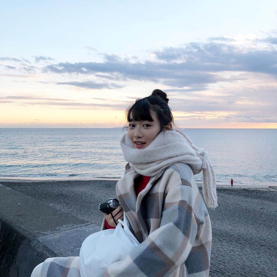 岡本夏美さんのインスタグラム写真 - (岡本夏美Instagram)「新年夕方海選手権も エントリーしようかな  #natsuootd #私服 #マフラーは後ろで結ぶ派」1月2日 19時12分 - okamoto_natsumi