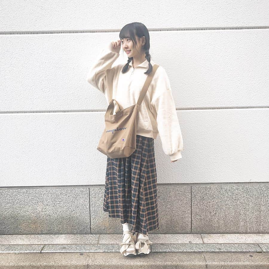 石田千穂さんのインスタグラム写真 - (石田千穂Instagram)「☼ ☺︎今日の服☺︎ 上の服と靴 #merryjenny  スカート #majesticlegon 鞄 #champion  です ． #ootd」1月2日 20時09分 - chiho_ishida