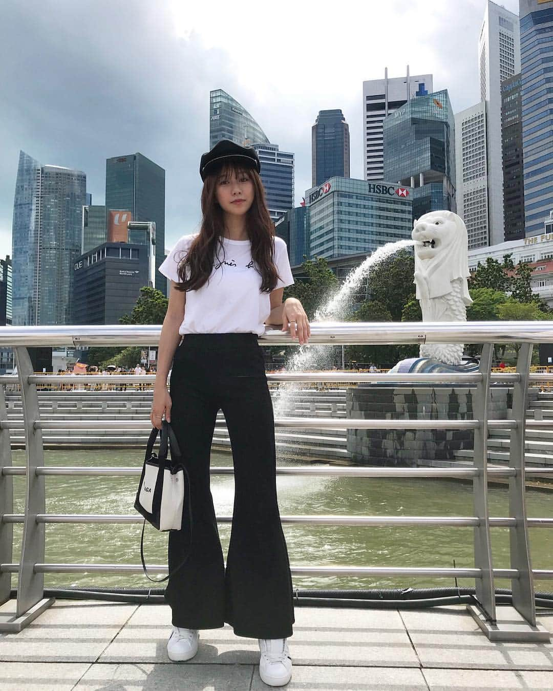 古泉千里さんのインスタグラム写真 - (古泉千里Instagram)「Singapore 🇸🇬 . . 今年の年越しは 初めてのシンガポール。 とっても満喫しております🌴 念願のマーライオンに会えた🦁 . そして気温30度超えてて暑い💦 . . #Singapore #merlion #merlionpark  #happynewyear2019 #agnesb #balenciaga  #maisonvalentino」1月2日 21時29分 - chisamipo1030