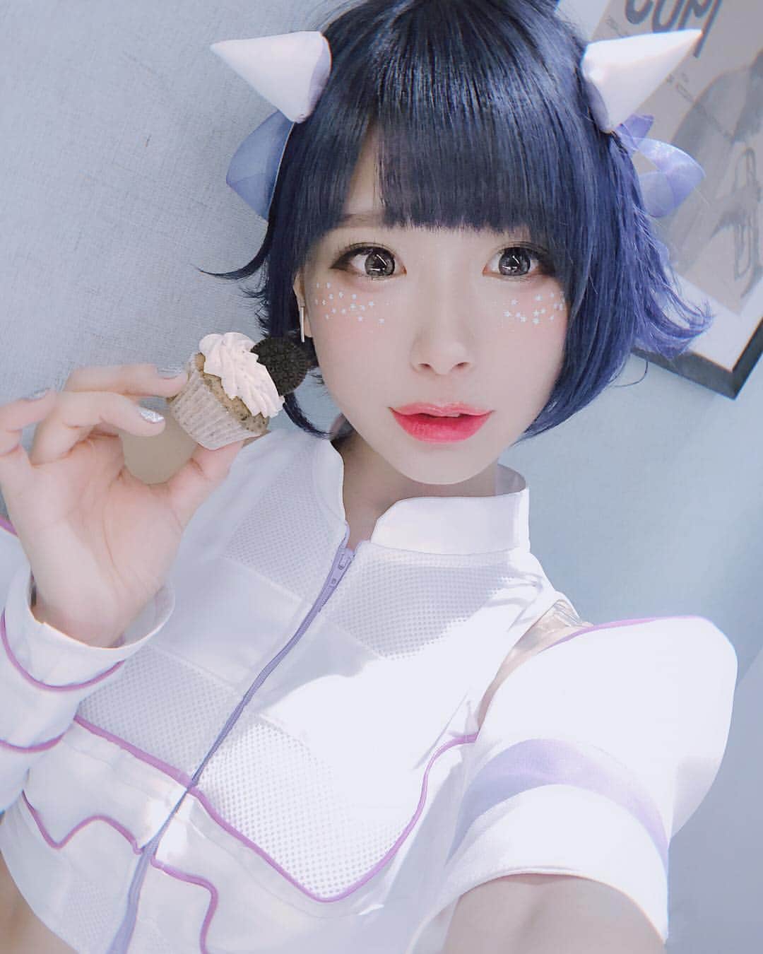 のインスタグラム：「明日はZeppTokyoにてサイバー始め。 ぽっちゃんのまままるさまがくれたカップケーキ🧁 おいしかった💭  #CY8ER#japaneseidol#jpopidol#bluehair#bluehairedgirl#tattoogirl#healthgoth#cupcake#linkybyshima#shimadaikanyama」