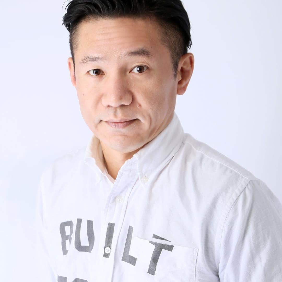 山下しげのりのインスタグラム：「はじめてエクスペディアでシンガポールまでのチケットを取ったけど、空港のチェックがパスポートをかざすだけで一瞬でできた！早い&スムーズ」