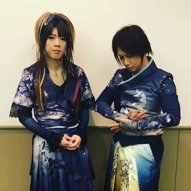 のインスタグラム：「初日まであと２日！！ すいません💦昨日もあと２日とインフォメーションしてしまいました(反省しております)。 が！全ては亜沙さんのせいにして(おいって声は無視します)、本日はこちらの動画を！ギターの #町屋 とベースの #亜沙 から届きました！可愛い猪が二匹身体で意気込みを表現しています！まだ迷っている方、是非さいたまスーパーアリーナへ！  #和楽器バンド  #大新年会2019さいたまスーパーアリーナ2days  2019年1月5日(土) 開場15:30 開演17:00 ※追加公演  2019年1月6日(日) 開場14:30 開演16:00 ※SOLD OUT!  告知動画も公開しました！新曲「あっぱれが正義。」宜しくお願いします！ https://www.youtube.com/watch?v=gq9P-cK7zkU」