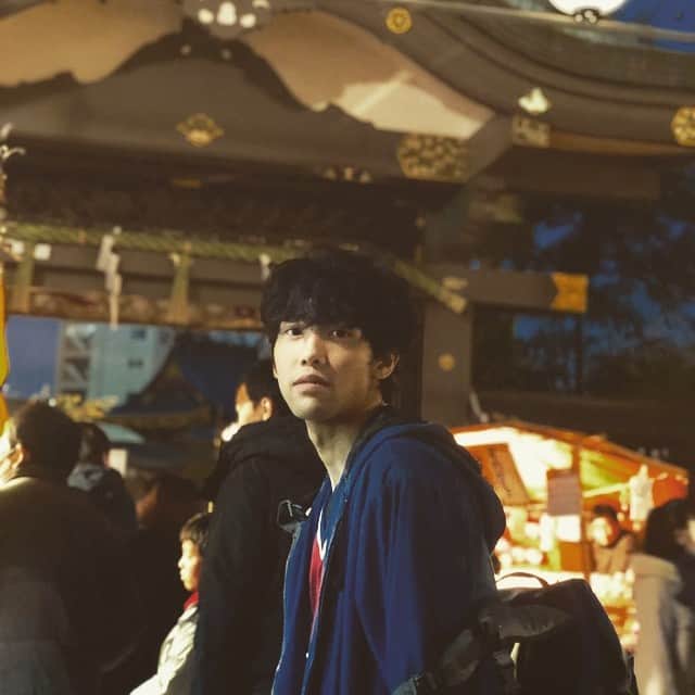 國島直希のインスタグラム：「あけましておめでとうございます。 神社行ってきました。 友達の合格祈願。 あと、自分の今年の目標を神様に宣言してきました。 飛躍の年にしてみせる。  #神社 #お正月 #甘酒飲んだ」