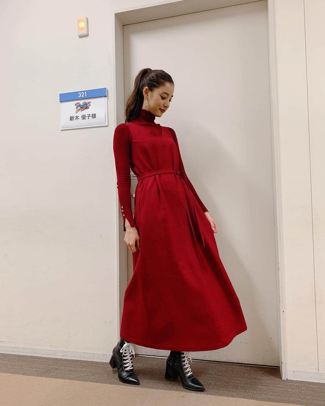 新木優子さんのインスタグラム写真 - (新木優子Instagram)「ドレミファドンの時の衣装は @mes_vacances_official のワンピース‼︎ 形も色味も全てが絶妙なバランス、、♡ 着るだけで大人レディになれるワンピースでとっても素敵でした☺️❤️ ありがとうございました🙇‍♀️❤️」1月3日 10時23分 - yuuuuukko_