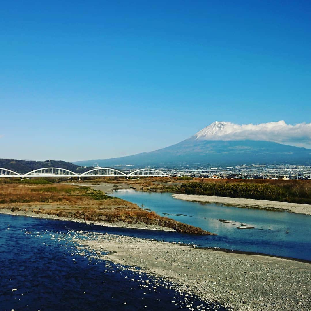 堀田篤のインスタグラム：「＊ 今年もよろしくお願いします。 ・ 2019年、皆さんにとって素敵な一年になりますように。 ・ 今年の初富士!! ・ う、う、美しい。 ・ 新幹線から見る富士山大好きです。 ・ 周りのお客さんとくに富士山側に座っている方は、皆さん富士山にスマートフォンを向けていました。 ・ 私は通路側に座っていたので、デッキに行ってパチリ！ ・ 横の外国人観光客の方は連写しながら大興奮笑 ・ やはり富士山って特別な存在ですね。 ・ 今年も良いことがたくさんありそうです！ #富士山#初富士#新幹線#カンテレ#アナウンサー#堀田篤#東京出張」