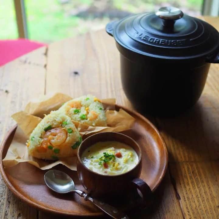 のインスタグラム：「ル・クルーゼ、ココットエブリィで 炊き込みご飯とスープ第二弾です。 今回は簡単エビピラフと白菜を使ったスープを。 マッシュルームと白菜が美味しいのです。 冷凍のいんげんを使うと色も鮮やかなのでおススメです。」