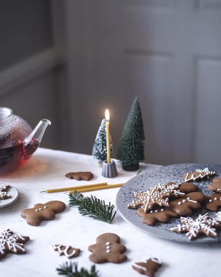 Krissyのインスタグラム：「still in the festive spirit here - nibbling the last of the gingerbread (recipe is up on the blog) and rewatching this video I made together with @studiodylan - nothing combats the darkness of these short winter days quite like the heady smell of cinnamon or a warm pot of chai tea . . . . . #eleganceintheeveryday #ardentfinds #flashesofdelight #mycommontable  #slowfood #provinciallife #lifeandthyme  #allwhatsbeautiful #lifeunscripted #seasonspoetry #livebeautifully  #seekinspirecreate #myeverydaymagic #alliseeispretty #lifeandthyme  #bevisuallyinspired #littlestoriesofmylife #embracingslowerlife  #poetryofsimplethings #farmtotable #appetitejournal #feedfeed  #f52grams #inmykitchen #onthetable」