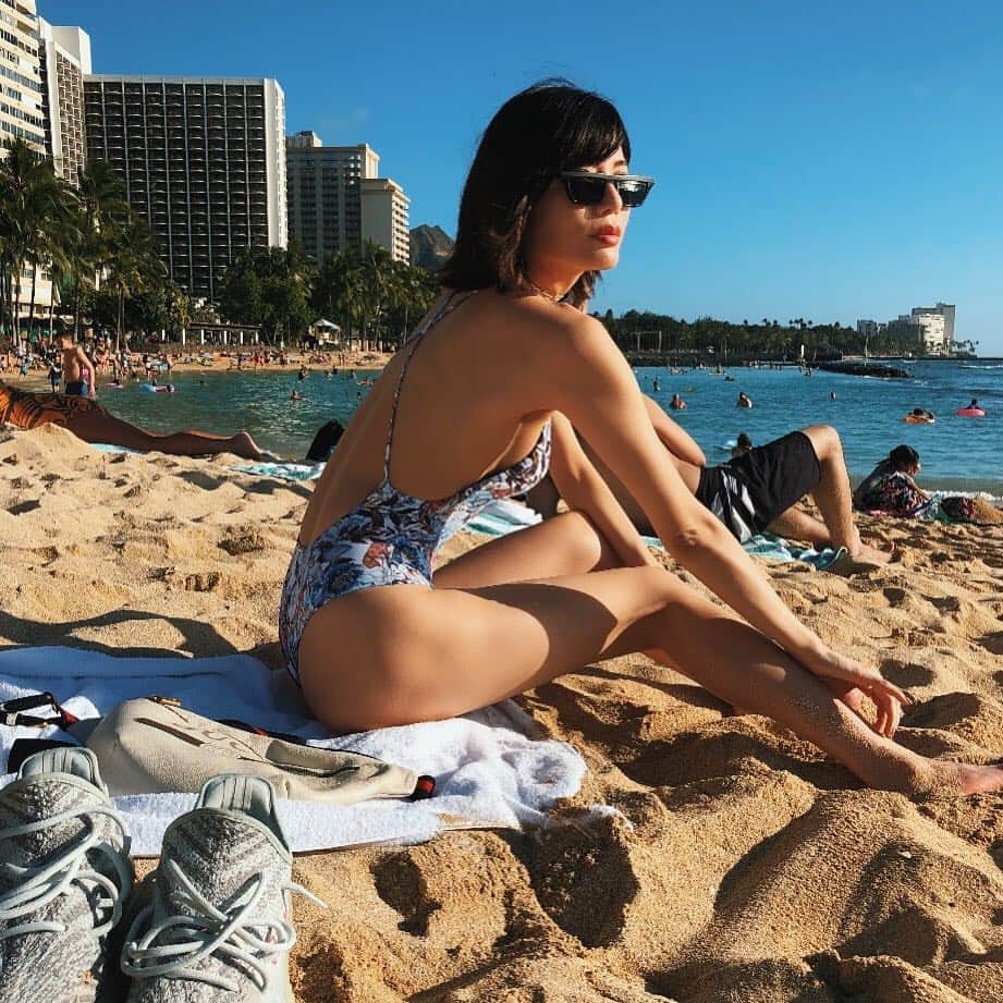 島袋聖南さんのインスタグラム写真 - (島袋聖南Instagram)「ノアさん体調良くなってきた💛 でも、念のため遠出はせずホテル前のビーチで寝てました😪⛱」1月3日 7時04分 - seina4444