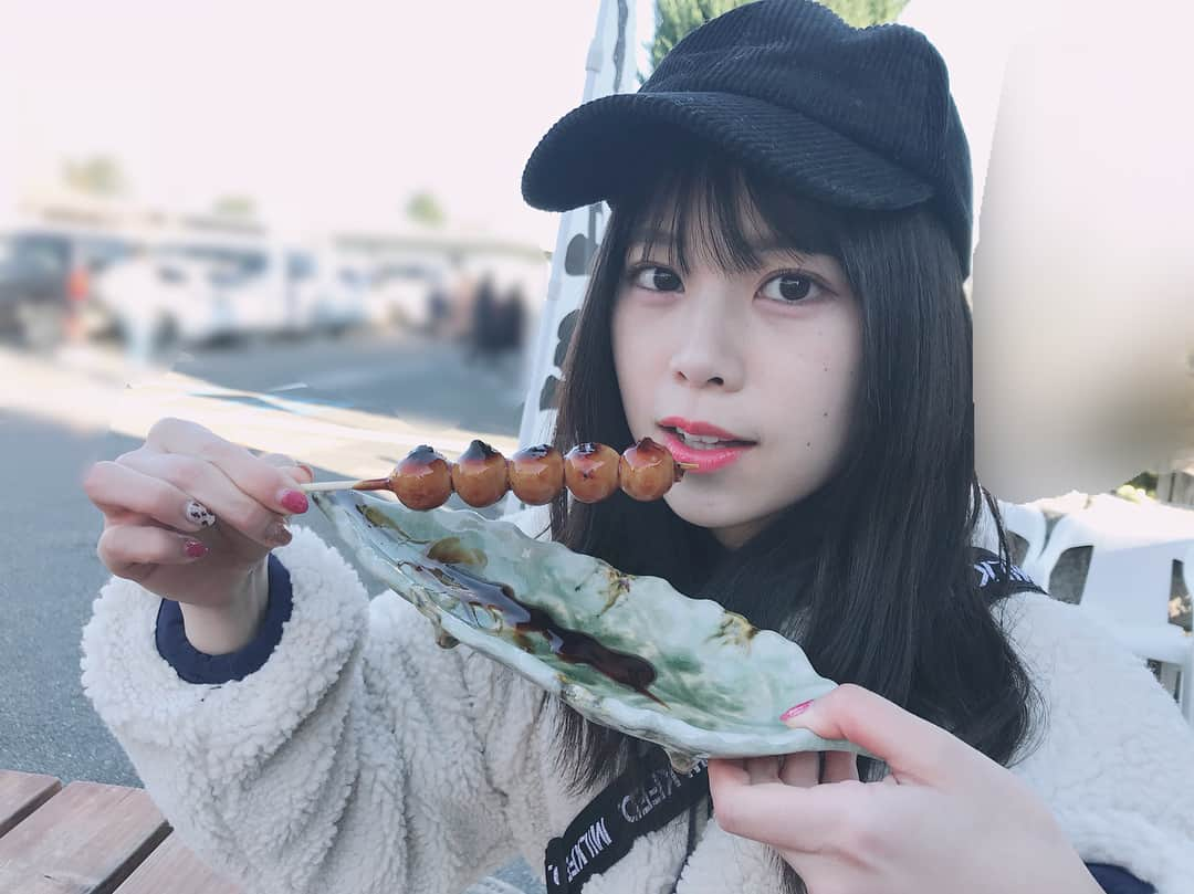 吉川七瀬さんのインスタグラム写真 - (吉川七瀬Instagram)「大好きなみたらし団子🍡 お正月はおもちが食べたくなる！ . #みたらし団子」1月3日 19時30分 - yoshikawa_nanase