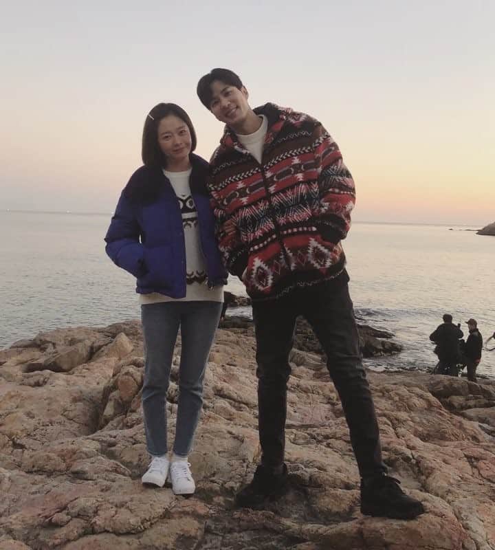 キム・ジソクのインスタグラム：「. 포즈의 3단계💚 내일은 금요일이에요. 금요일이요.  금요일금요일금요읾요일금요니일그묘일금요일금요일금ㅁ요일금요읽@ㅁ요일이라구요」