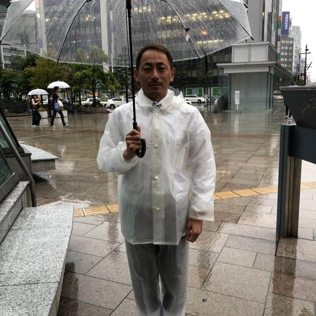 池添謙一さんのインスタグラム写真 - (池添謙一Instagram)「皆さん明けましておめでとうございます🎍 今年も頑張っていきます🏇 よろしくお願いしますm(_ _)m  毎週月曜が休みだけど、競馬が28までになり、唯一のまとまった休みがなくなってしまいましたね笑 クリストフとミルコいいなぁ… 自分もそれぐらいできる様な成績を残さないとダメですね(苦笑)  てな訳で今年も怪我なく1年しっかり乗って去年以上勝てる様に！そして今年もG1を勝ちますんで応援よろしくお願いします‼️ いい報告ができますように🤗」1月3日 20時12分 - kenchan.0723