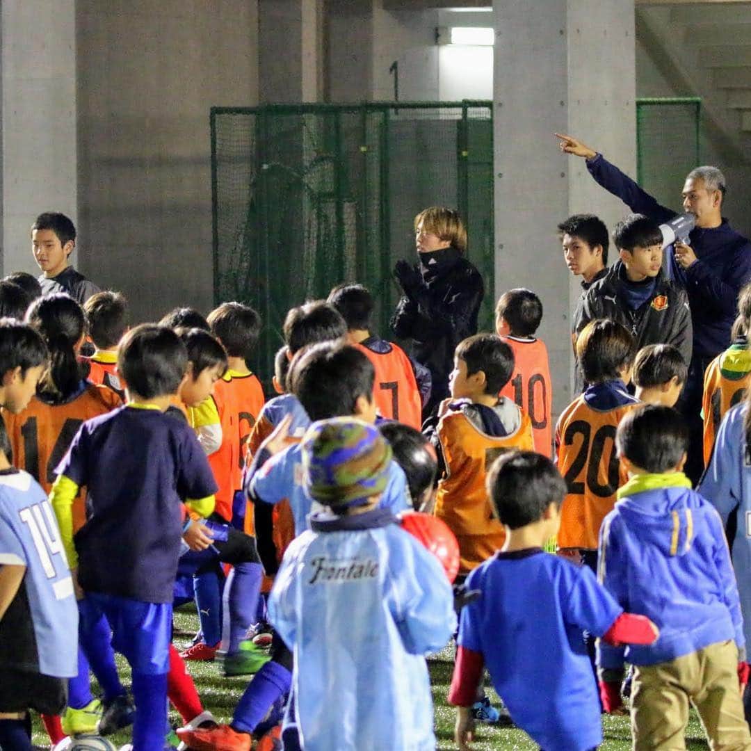 齋藤学さんのインスタグラム写真 - (齋藤学Instagram)「12月26日、27日に まなぶ夢プロジェクト 「齋藤学Kids CHALLENGE」 を母校である 川崎市立川崎高等学校のグランドをお借りして開催しました。  多くの子供たちとサッカーを通して触れ合う事で、本当に 元気をもらい、そして楽しかったです。 何か少しでも子供たちの夢、目標につながっていたら嬉しいです。  川崎高校の監督 小坂先生、サッカー部員 マネージャー、OB.OGなど、 多くの方々の協力がありました。 本当にありがとうございました。  26日には川崎フロンターレの ラルフこと、鈴木雄斗選手も 駆けつけてくれてくれました。  今回、300人限定で募集をしたところ多くの方々の応募があり、 応募者全員とサッカーできなかった事は申し訳なかったです！  これからも 「まなぶ夢プロジェクト」 沢山の活動をしていきたいと思っています！！」1月3日 21時10分 - manabu011