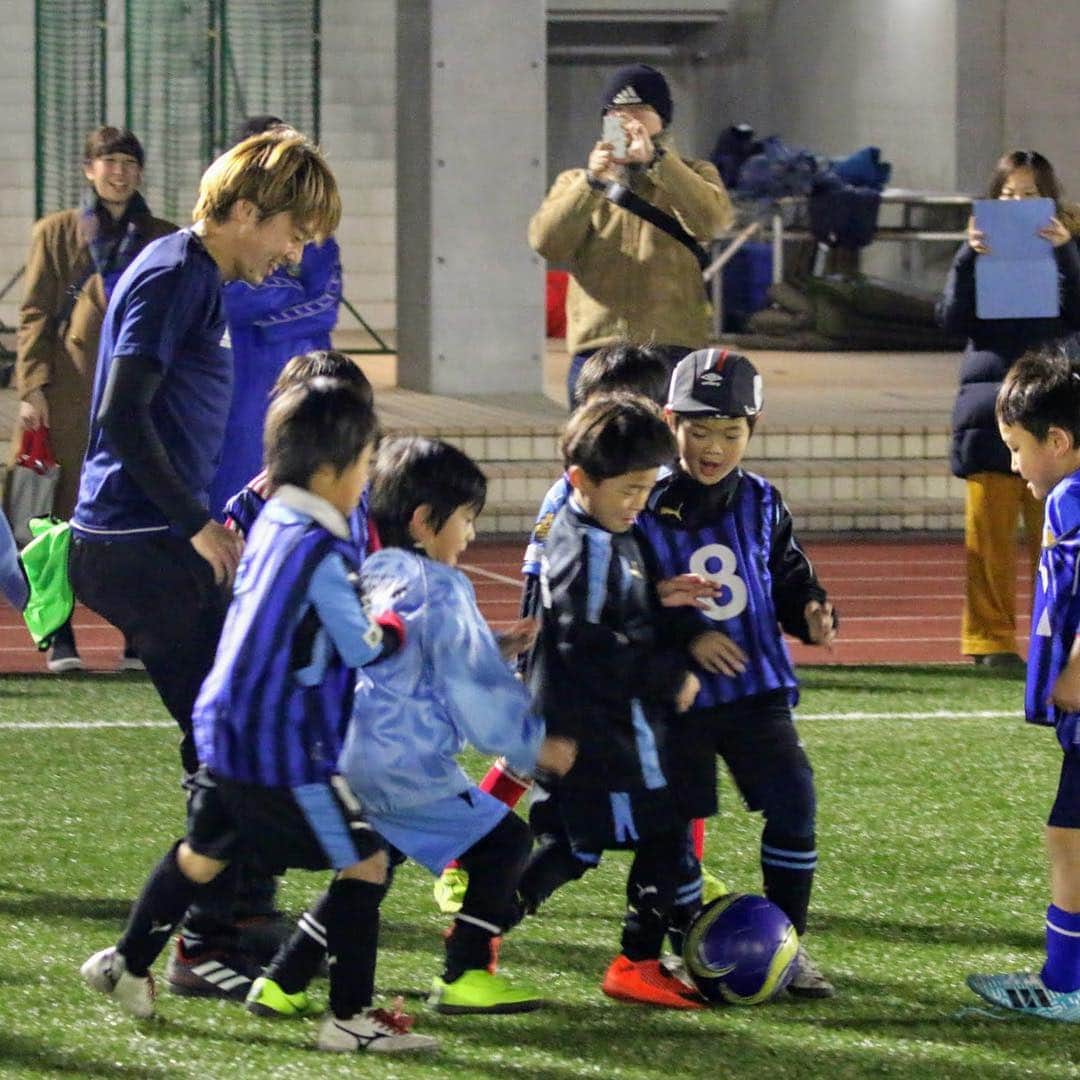 齋藤学さんのインスタグラム写真 - (齋藤学Instagram)「12月26日、27日に まなぶ夢プロジェクト 「齋藤学Kids CHALLENGE」 を母校である 川崎市立川崎高等学校のグランドをお借りして開催しました。  多くの子供たちとサッカーを通して触れ合う事で、本当に 元気をもらい、そして楽しかったです。 何か少しでも子供たちの夢、目標につながっていたら嬉しいです。  川崎高校の監督 小坂先生、サッカー部員 マネージャー、OB.OGなど、 多くの方々の協力がありました。 本当にありがとうございました。  26日には川崎フロンターレの ラルフこと、鈴木雄斗選手も 駆けつけてくれてくれました。  今回、300人限定で募集をしたところ多くの方々の応募があり、 応募者全員とサッカーできなかった事は申し訳なかったです！  これからも 「まなぶ夢プロジェクト」 沢山の活動をしていきたいと思っています！！」1月3日 21時10分 - manabu011