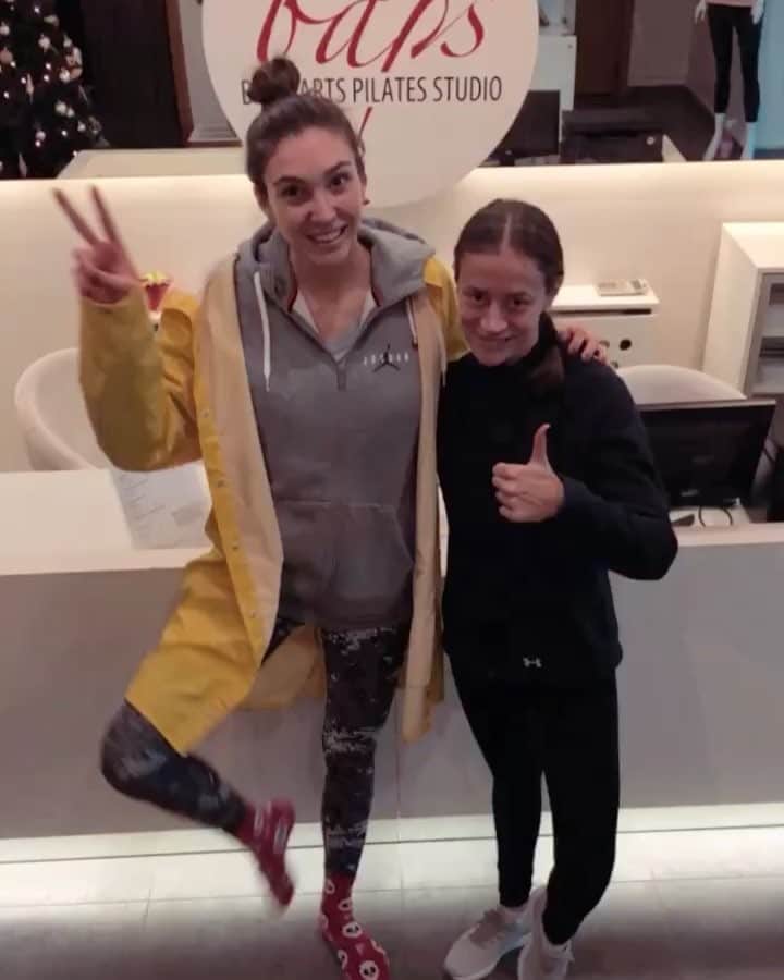 ナズ・アイデミルのインスタグラム：「Tüm hamilelik boyu çekti; altı kaval üstü şişhane kreasyonumla bile hala seviyor beni 🤪 Pilatesi sevdiren kadın @sedaa_ozerr 💕 (not: topuz eski haline döndü merkez tamam 📞)」