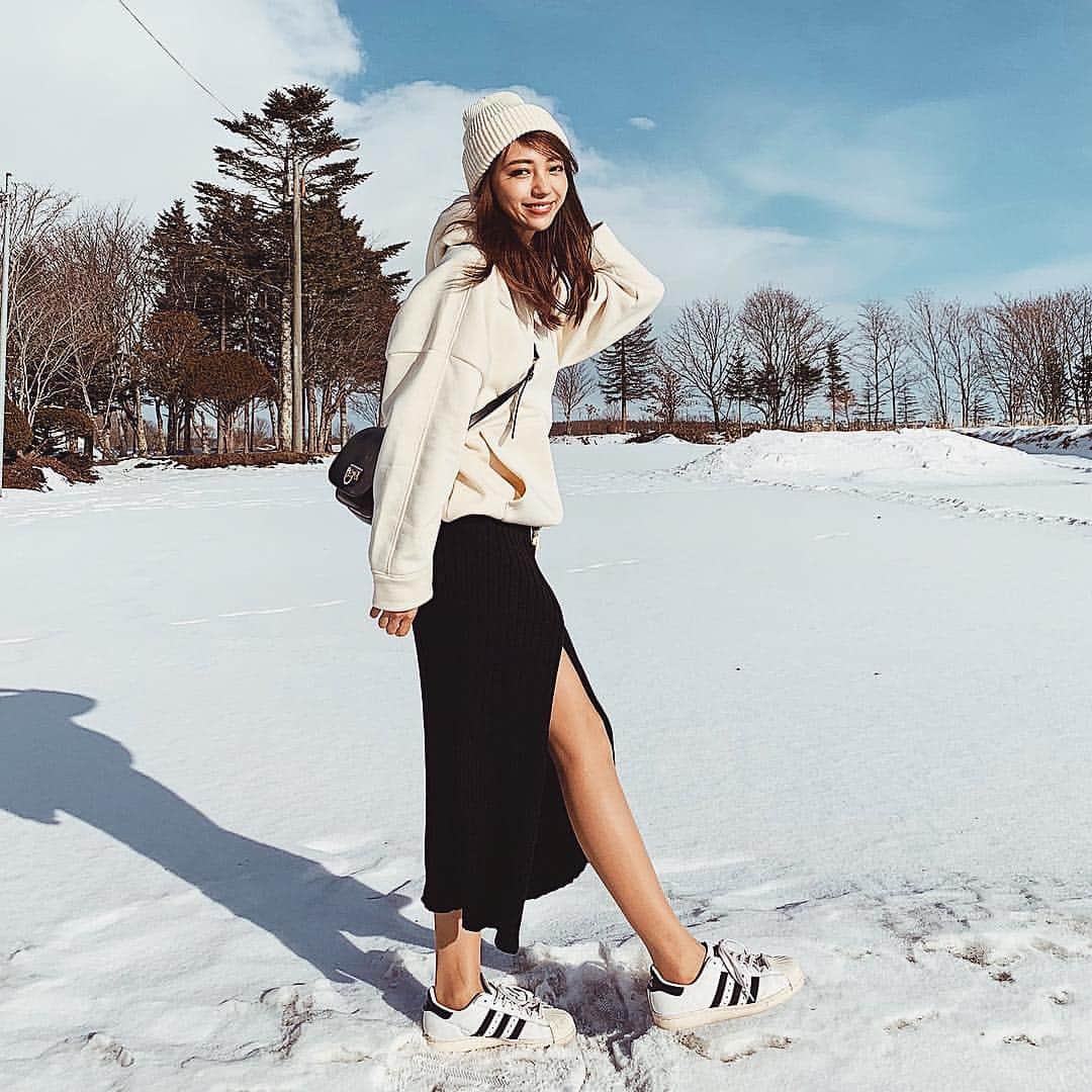 唯可（yuika）さんのインスタグラム写真 - (唯可（yuika）Instagram)「* ⛄️北海道コーデ⛄️ パーカーの中はヒートテック重ね着 ニットのタイトスカートはスリットが入ってるから 重たくならなくてお気に入り😍🧡 今年は雪が少ないから普通にスニーカーでいけちゃう🤩👟全身安定のプチプラです🙋‍♀️ * パーカー... @zara  スカート... @70park_official  バック... @editsheen_store  スニーカー... @adidasoriginals  ニット帽... @ritetravel * * * #北海道#北海道コーデ#冬コーデ#中標津#ニット帽#ニット#タイトスカート#プチプラ」1月3日 11時57分 - yu.i.k.a
