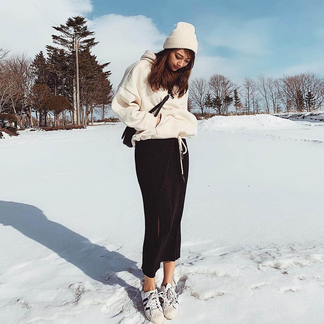 唯可 Yuika さんのインスタグラム写真 唯可 Yuika Instagram 北海道コーデ パーカーの中はヒートテック重ね着 ニットのタイトスカートはスリットが入ってるから 重たくならなくてお気に入り 今年は雪が少ないから普通にスニーカーでいけちゃう
