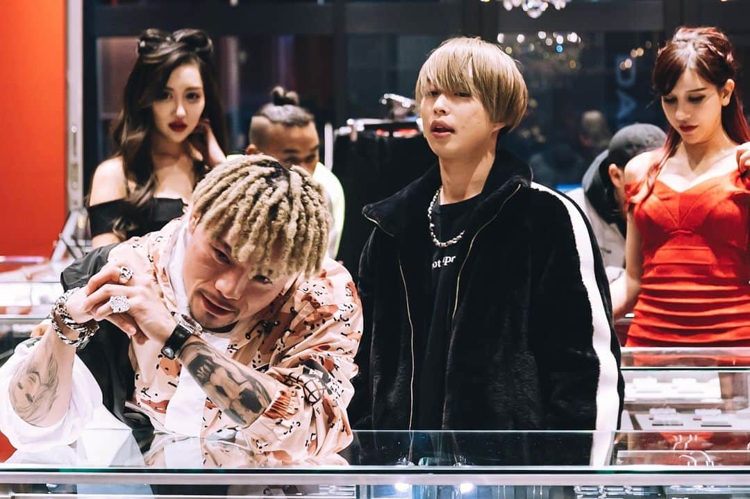 のインスタグラム：「. JOYSTICKK / GYAGU feat. @iupekeanswer  Music Video 🎥 公開しました トップのハイライトから飛べます✈️🌊🇯🇵🎍🧧 . ちなみに ここに出演しているふくよかな女性(ズン子さん)は非常に好みに厳しく 僕とアンサーは振られました😌 . @shai_noto  @rabbie_88  @danza_danza_mocci  @wataruchaka @dj_seira_jpn  @dj_layla_jpn  @yuna_halvaei  @happygirl_reni25  @junkooyama4294 🎥 @illjpn」