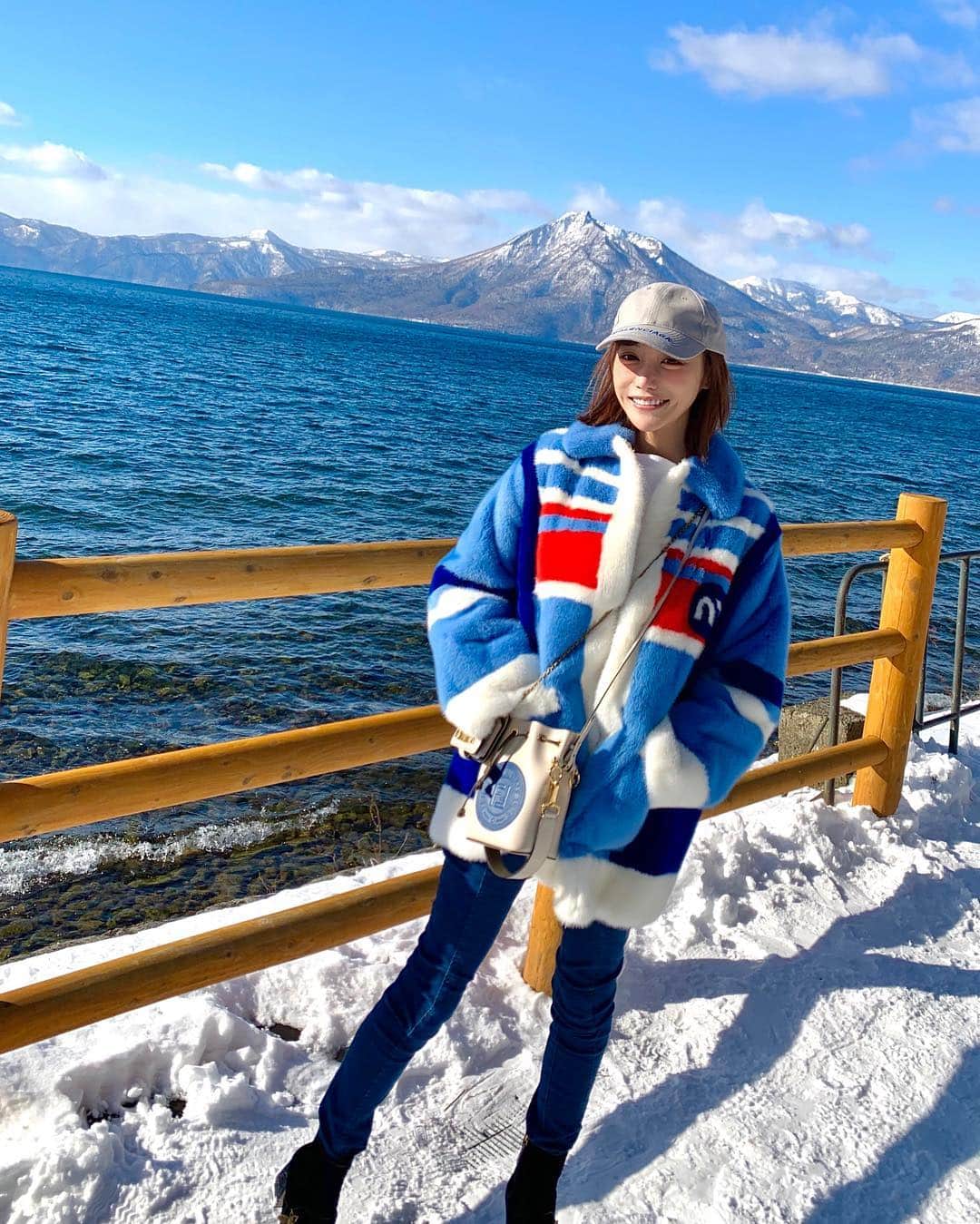 明日花キララのインスタグラム：「早朝から縁起の良いパワースポットに行ってきたよ🌊🕊🎌 今年も良い一年になりそう. .❤︎ 皆様も2019年が良い一年になりますように！ 本年も宜しくお願いします🧸🎍」