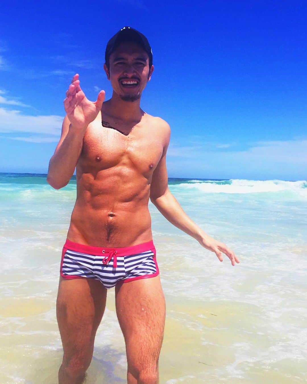 Jakeのインスタグラム：「Happy new year 🥳  #sydney #summer #beach #vibes #gay #tan #muscle」