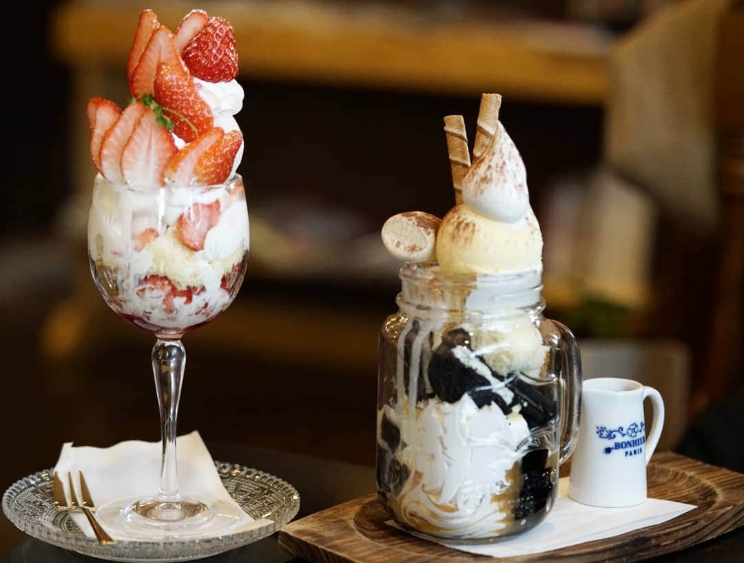 石関友梨のインスタグラム：「いちごパフェとアフォガートパフェ♡ #新木珈琲店 #喫茶店 #前橋カフェ #いちごパフェ #珈琲 #スイーツ嬢」