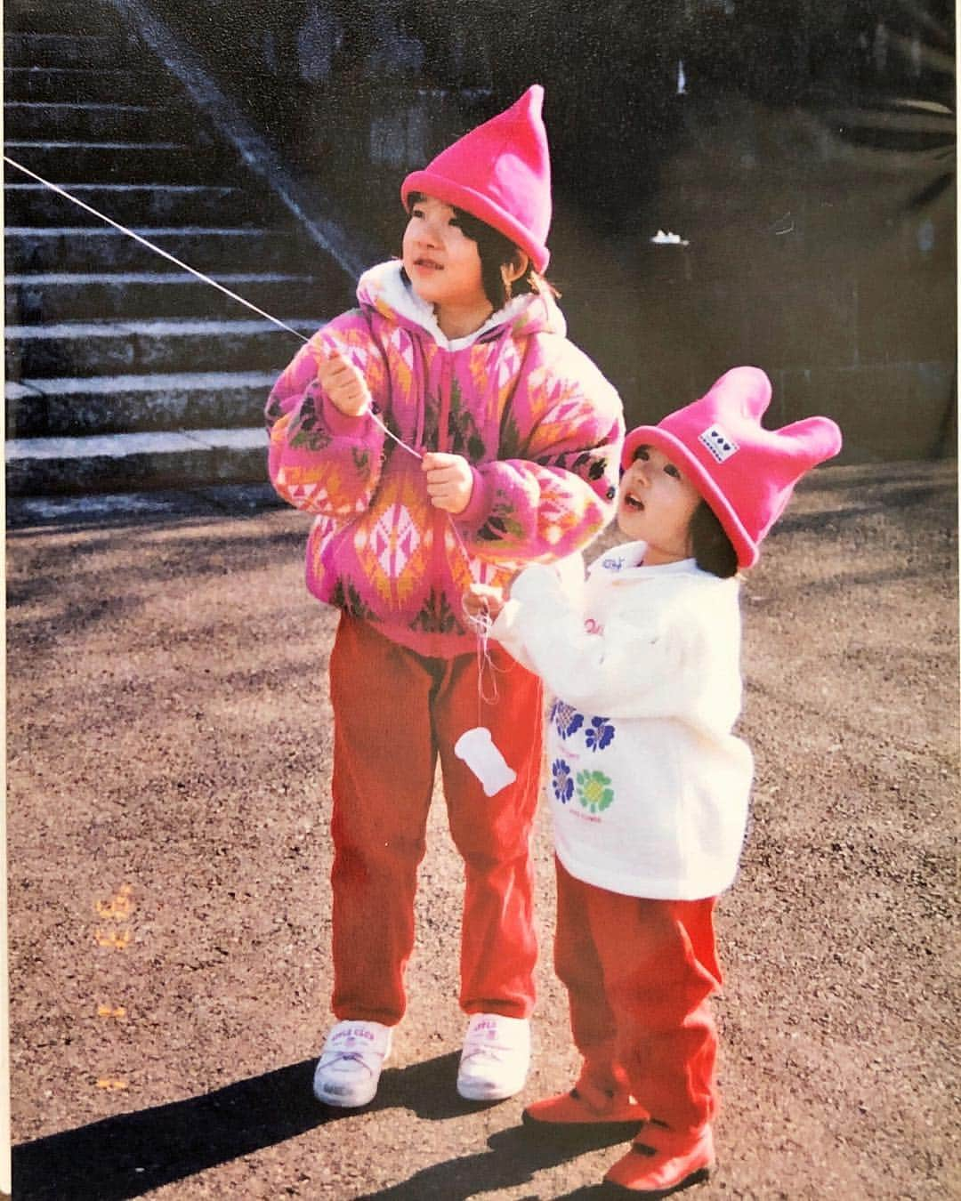 岡村いずみさんのインスタグラム写真 - (岡村いずみInstagram)「あけましておめでとうございます。 今年は色々な新しいチャレンジをしていく年にしたいです。よろしくお願いします！💪🏼✨ ・ お正月は実家で、ひさびさに家族で集まってのんびり過ごしました。 写真は凧上げする姉と私。小さい頃は毎年お正月行事をしっかりさせてくれていて、本当にありがたかったなあと大人になった今しみじみ思います。」1月3日 14時52分 - mie_1225