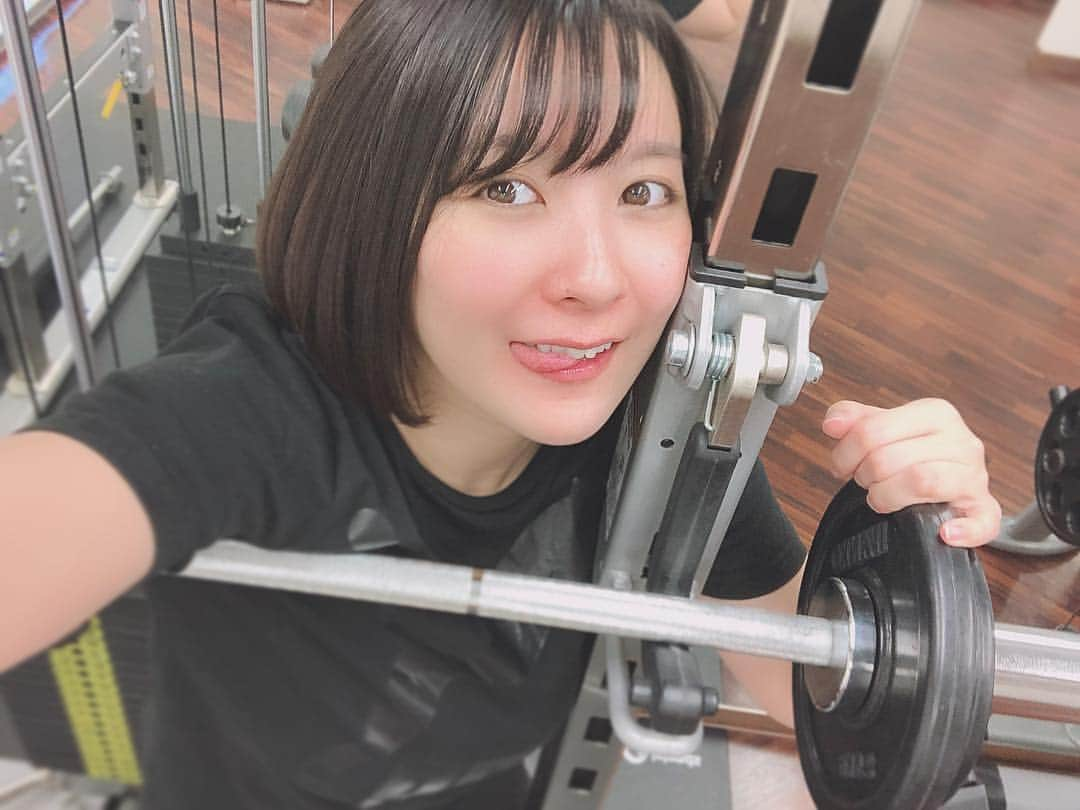 紺野栞さんのインスタグラム写真 - (紺野栞Instagram)「. ジム始め🏋️‍♀️🔥 . 正月太り覚悟してたけど 体重減ってた！！！！！！歓喜ぃぃ 食事気にしながらお正月 過ごせたからかな、よかったぁ。 . でも体脂肪率は増えてたから 今日から切り替えて頑張るぞお . . . #公開ダイエット #インスタダイエット #ダイエット仲間募集 #ダイエット記録 #ダイエッターさんと繋がりたい #diet #japanesegirl  #japan #followme #NAVIS #personal #training #gym #パーソナルトレーニング  #パーソナル #トレーニング #ジム #ジム通い #筋肉 #スリム #slim #체육관 #트레이닝 #일본 #지방 #근육 #다이어트 #공개다이어트」1月3日 15時14分 - shiooo1023