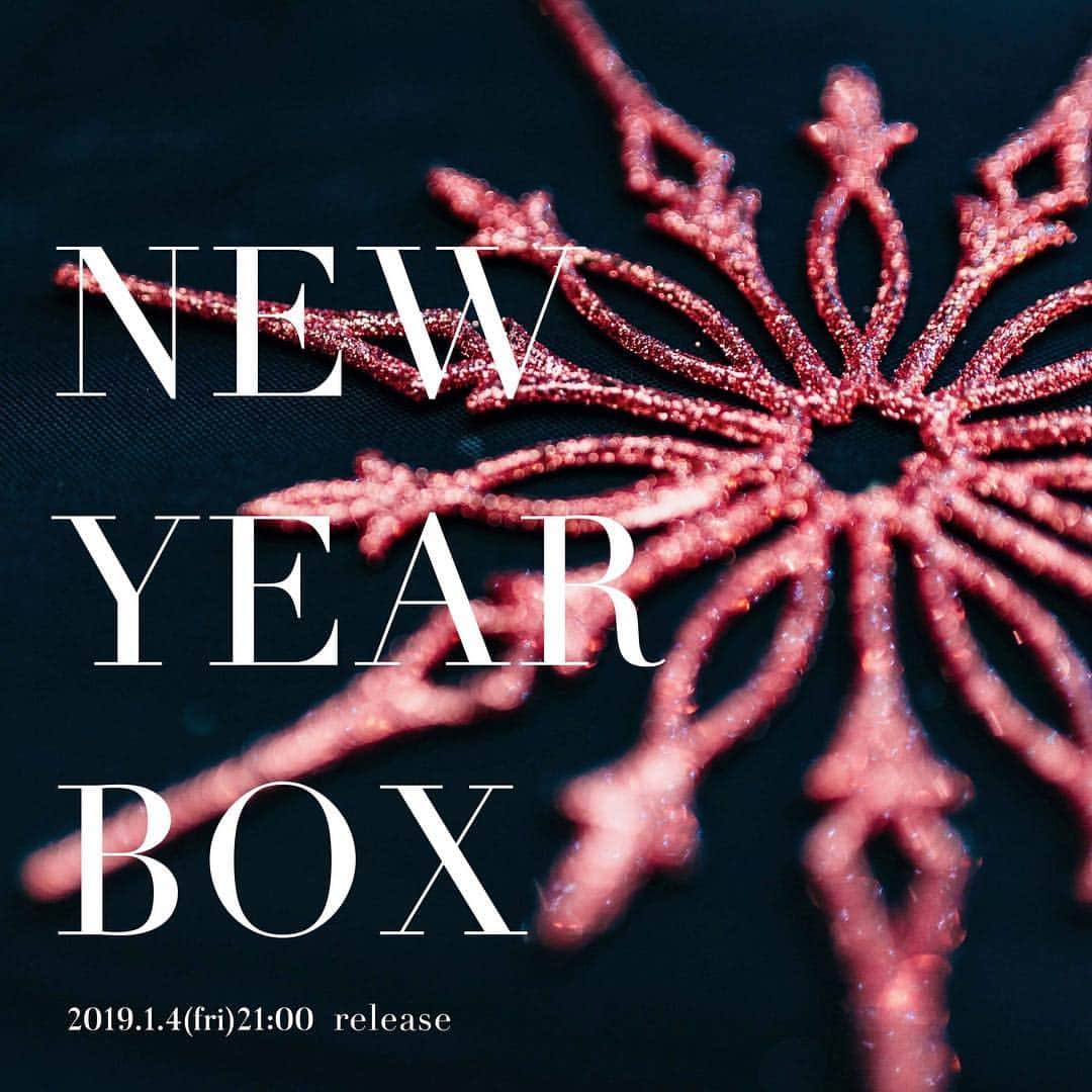 kiyomi medeirosさんのインスタグラム写真 - (kiyomi medeirosInstagram)「* 新年あけましておめでとうございます☺️🎍 今年も一年どうぞよろしくお願いします☺️❤️❤️ * 新年を祝しまして、 @obli_official よりnew year boxを発売致します🎁 日頃ご愛用下さっている方や まだOBLIをお召しになったことのない方にもお手に取って頂けると嬉しいです。 皆様の2019年も 可愛いお洋服に囲まれたワクワクする１年になりますように…😆💕 * * 【内容】 秋冬アイテム計3点 64,000円～85,800円相当 ※ボトムスを含む場合、 ご選択頂きましたサイズをお入れ致します。 * 【価格】 27000yen(税抜き/送料別) * * ※お１人様１点までとさせて頂きます。 ※中身のお問い合わせ、ご希望、返品交換等はお受けすることができかねます。 ※ご購入後のサイズ変更はお受けすることができかねます。 ※既にOBLIをご利用頂いているお客様には 極力お持ちでないアイテムをお送りできるよう調整致しますが、 ポップアップでご購入の場合など購入データが無い場合があるため お手持ちのアイテムと重複する可能性もございます。 ご了承頂きますようお願い申し上げます。 ※数量限定のため、ご用意の個数に達した場合 お申し込みを締め切らせて頂きます。 * * #OBLI#2019aw#2018aw#newin#newyearbox#specialbox#coordinate#fashion#ootd#オブリ#スペシャルボックス#福袋#コーディネート#ファッション#ママコーデ」1月3日 21時02分 - kiyomimedeiros