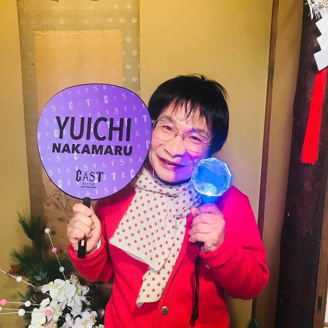 尾木直樹さんのインスタグラム写真 - (尾木直樹Instagram)「今日は尾木ママお誕生日(^｡^)今年もkat –tunハイフンです🌈💜❤️💙 #尾木ママ#kattun #ハイフン#中丸雄一君 #応援#年男#2人とも #皆さんよろしく#上田竜也#亀梨和也 #シューイチ #ネンイチ #最前列  #仮面舞踏会 #かっこよかった  #kattunlivetour2018cast #グッズ  #もちろん #私物 #持参しました」1月3日 15時41分 - oginaoki_ogimama