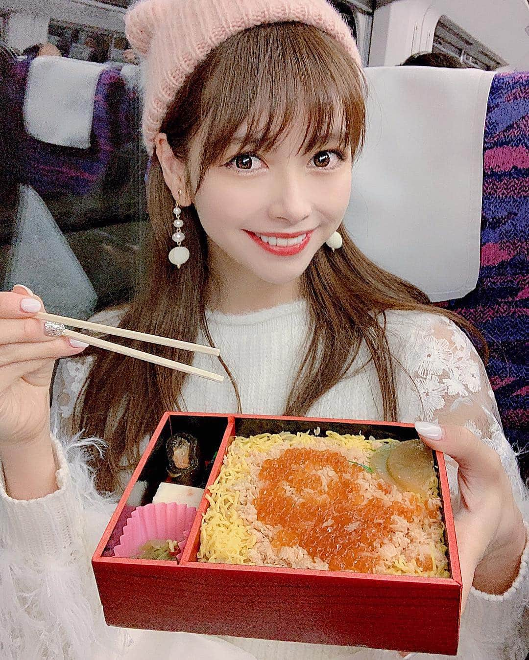 得あゆさんのインスタグラム写真 - (得あゆInstagram)「駅弁食べ比べ2019❤️🍚🚄👉🏻 ・ 食べ過ぎたーーーって思ったけど 駅弁はどれだけ食べても0キロカロリー👏🏻 新幹線の速度にカロリーが着いてこれないんだって🚄 サンドウィッチマンが言ってた。 ・ 真面目な話、 太らない！って思って食べると 本当に太りにくくなった🐷 大切な事だと思う🐷💓 ・ ・ ・ ・ ・ ・ #駅弁#東京#グルメ#食べ歩き#2019#ヘルシー#ダイエット#いくら#肉#お昼ごはん#ランチ#雪#冬#旅#旅行#女子旅#幸せ#友達#家族#インスタ映え#カメラ女子#ニット#帽子#knit#healthy#diet#lunch#travel#japanesefood#japanesegirl」1月3日 15時42分 - tokuayu819