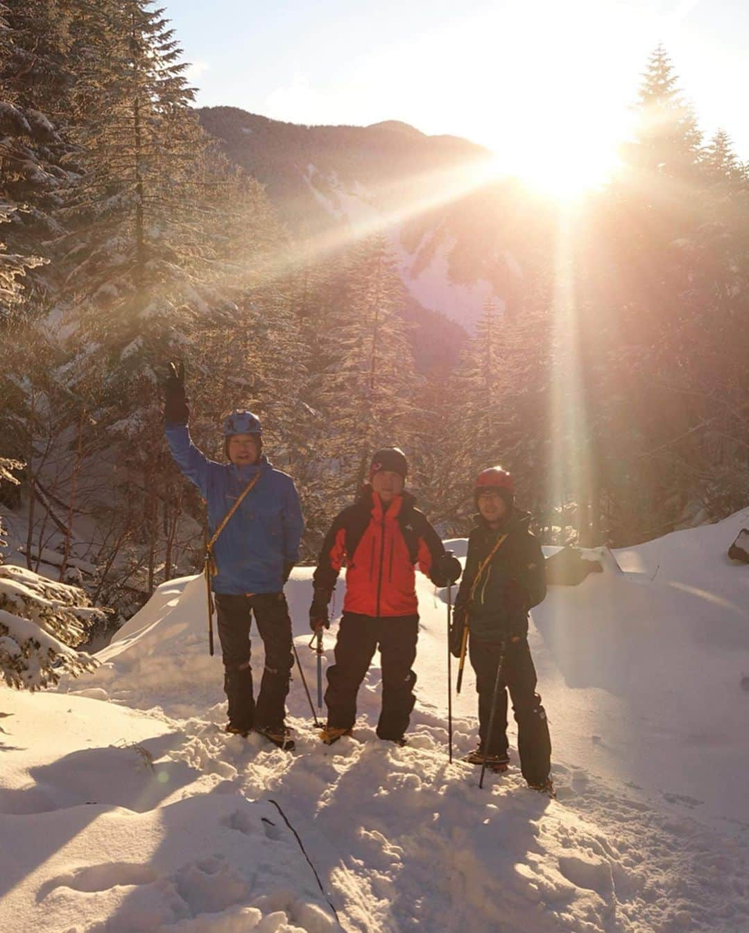 木村卓寛さんのインスタグラム写真 - (木村卓寛Instagram)「ノーパン登山 すごい人達に撮ってもらってます ノーパンすいません！ #ピークハント #東野登山隊 #春頃配信予定 #平出さん #中島健郎さん」1月3日 16時23分 - tenshinkimura